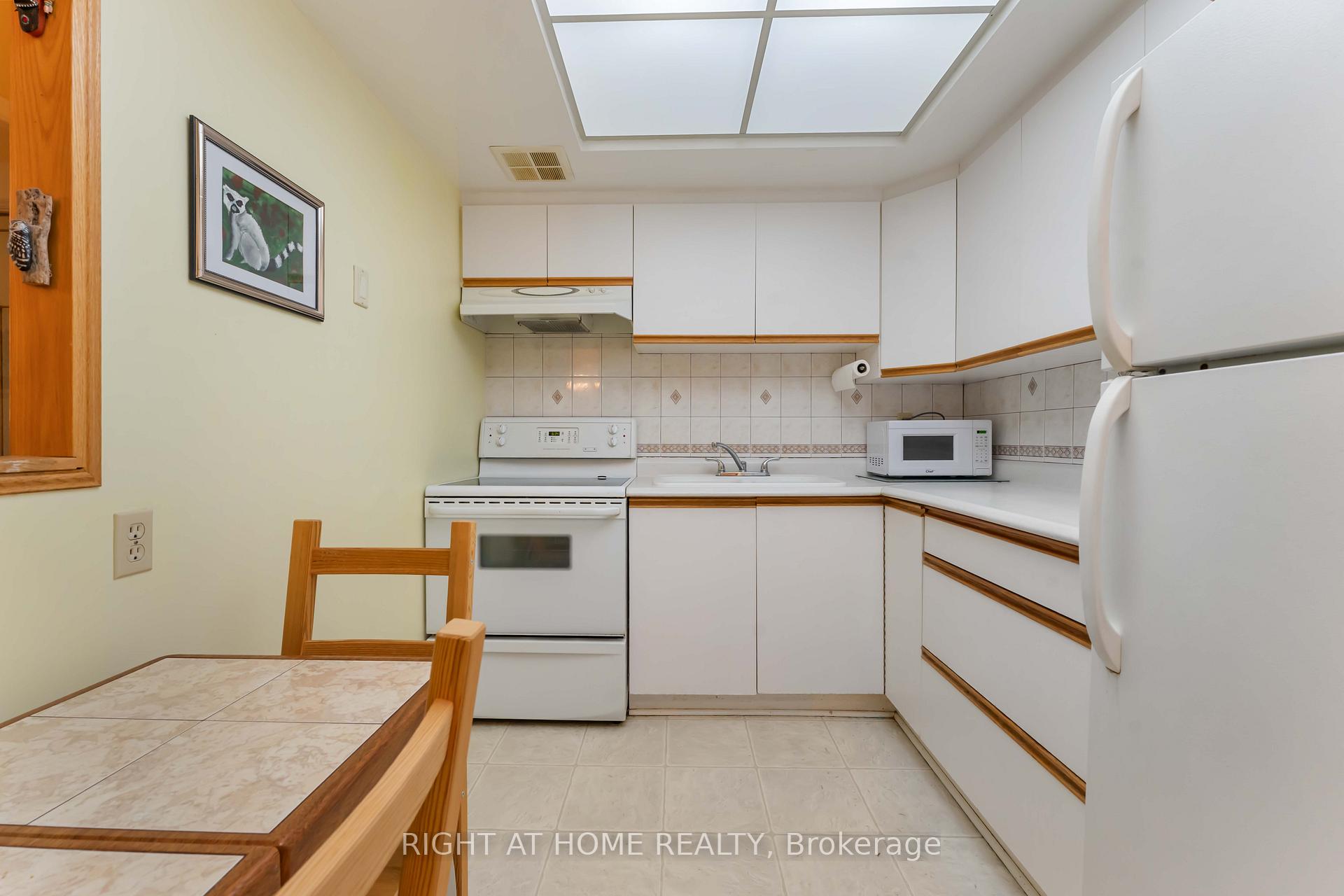 Photo 9 of Unit 903, 555 Brittany Drive, Ottawa, Viscount Alexander Park — HOMEH
