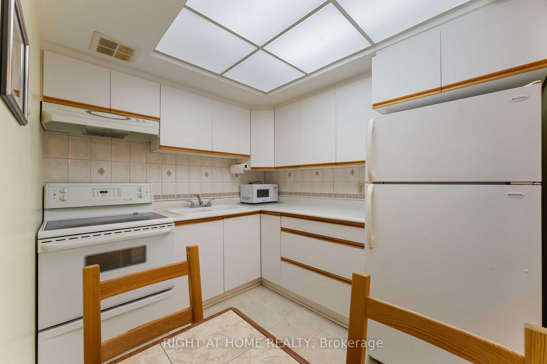 Photo 10 of Unit 903, 555 Brittany Drive, Ottawa, Viscount Alexander Park — HOMEH
