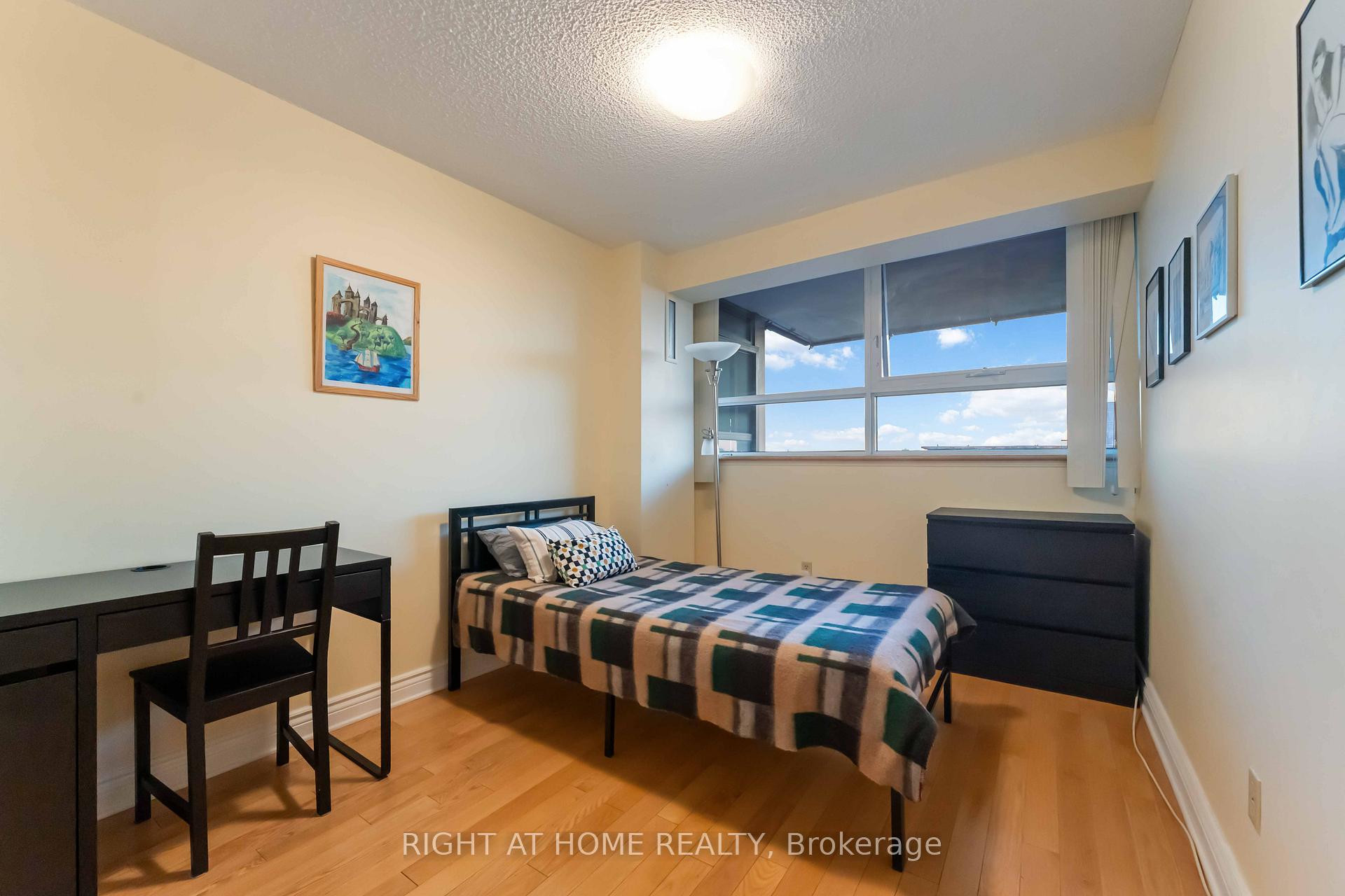 Photo 15 of Unit 903, 555 Brittany Drive, Ottawa, Viscount Alexander Park — HOMEH
