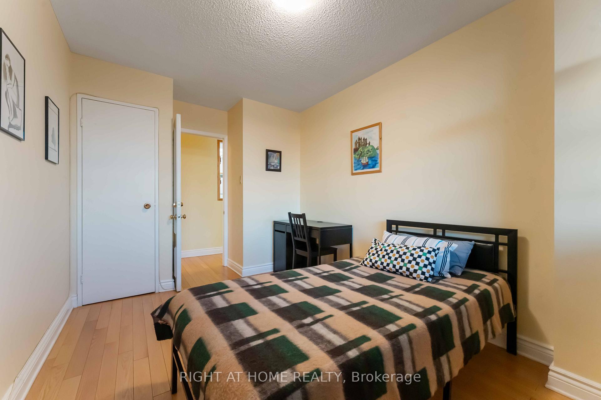 Photo 16 of Unit 903, 555 Brittany Drive, Ottawa, Viscount Alexander Park — HOMEH