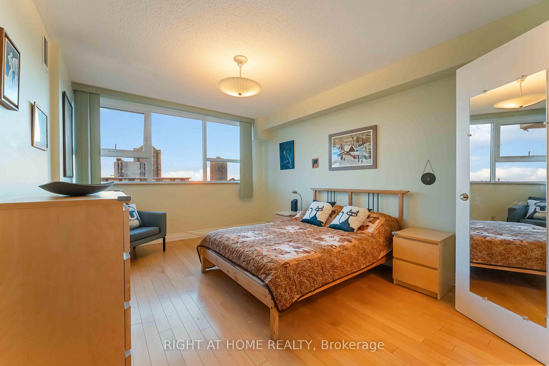 Photo 17 of Unit 903, 555 Brittany Drive, Ottawa, Viscount Alexander Park — HOMEH