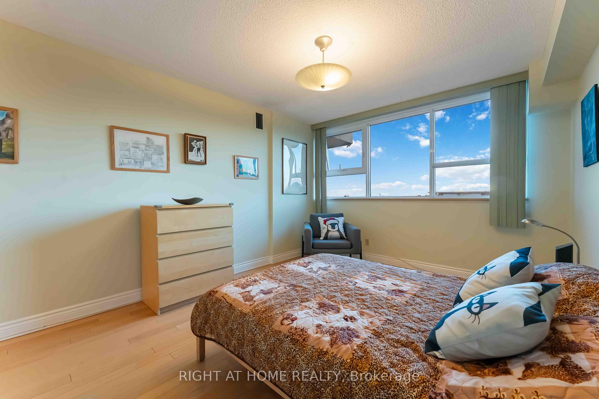 Photo 19 of Unit 903, 555 Brittany Drive, Ottawa, Viscount Alexander Park — HOMEH