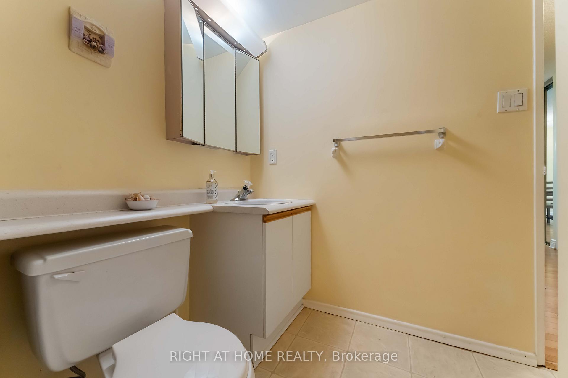 Photo 23 of Unit 903, 555 Brittany Drive, Ottawa, Viscount Alexander Park — HOMEH