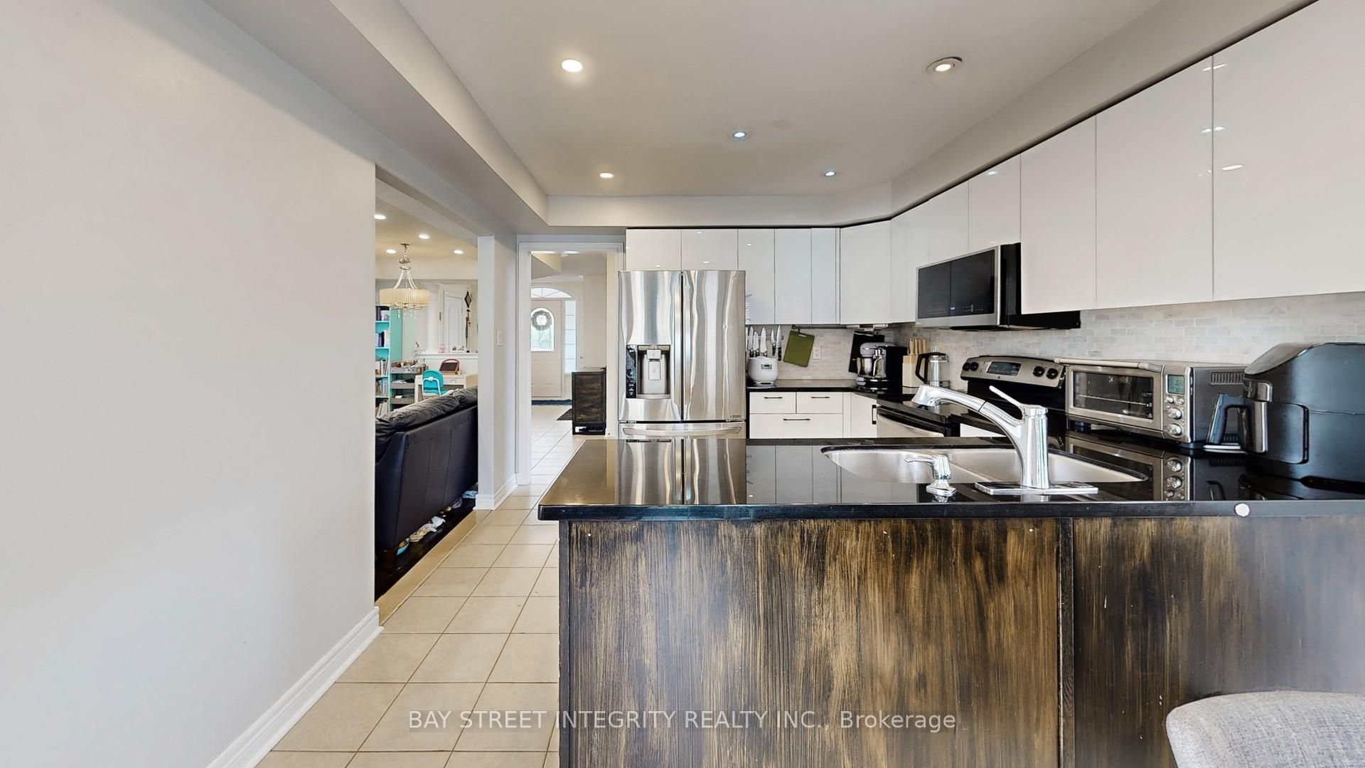Photo 3 of 24 Ian Drive, Georgina, Keswick South — HOMEH