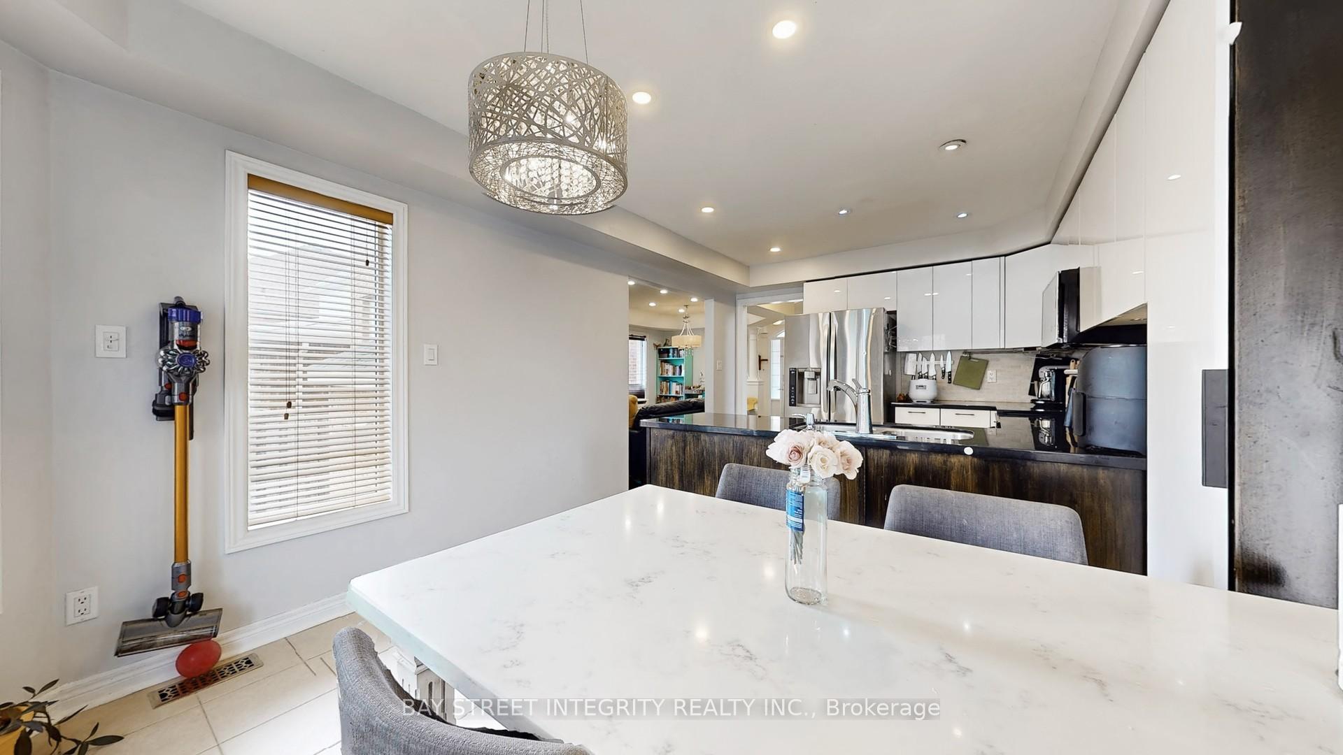 Photo 5 of 24 Ian Drive, Georgina, Keswick South — HOMEH