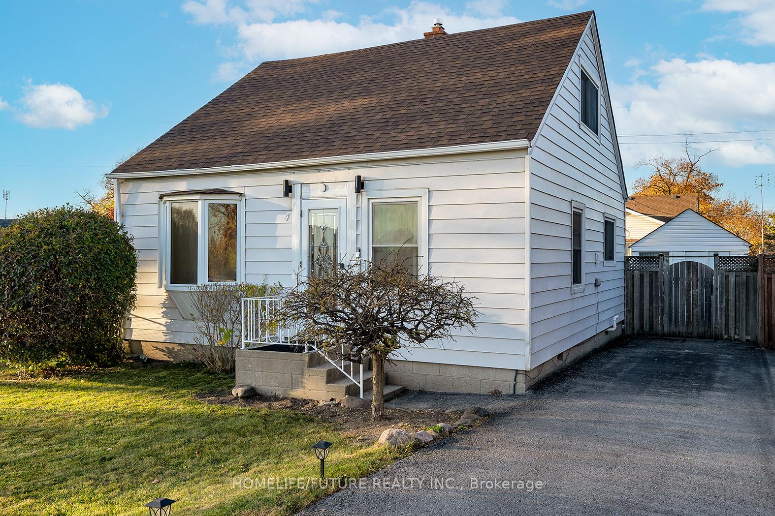 Photo 2 of 4 Birch Crescent, Ajax, Central — HOMEH