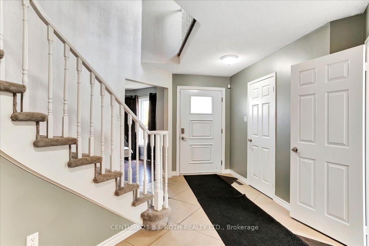 Photo 2 of 47 Moore Place, Barrie, Letitia Heights — HOMEH