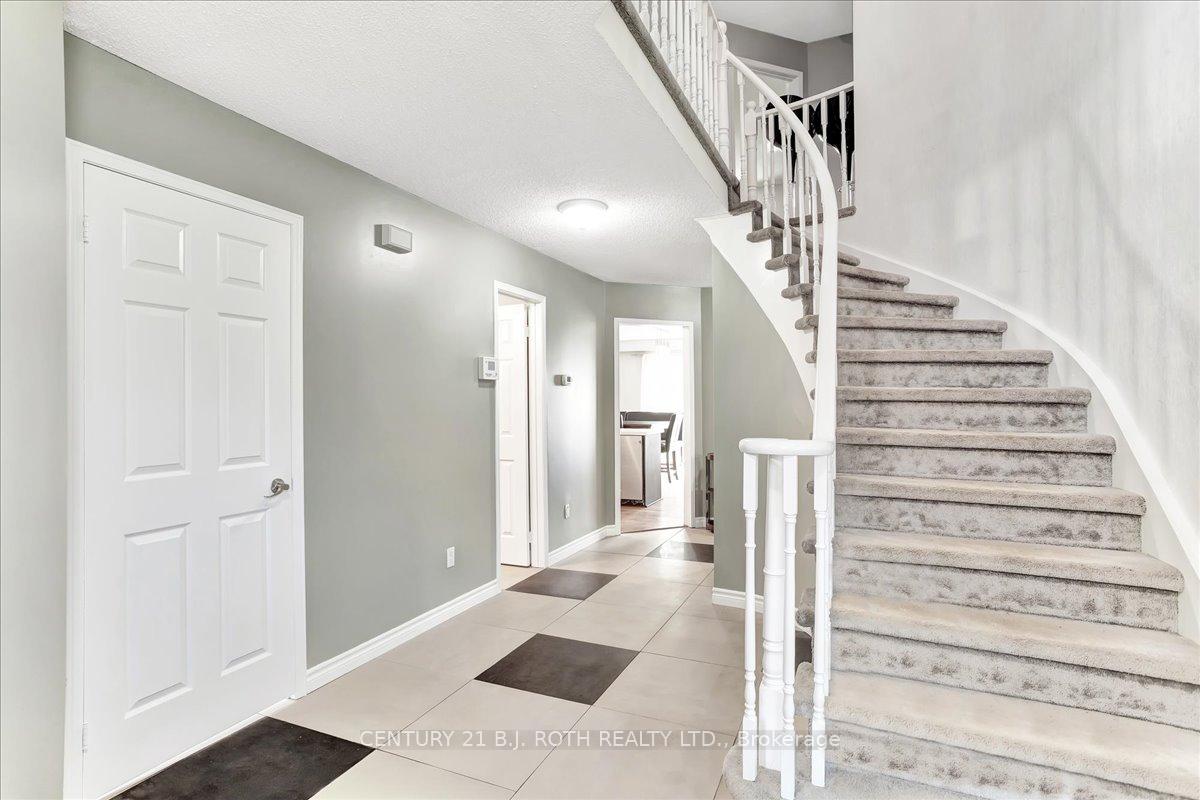 Photo 3 of 47 Moore Place, Barrie, Letitia Heights — HOMEH