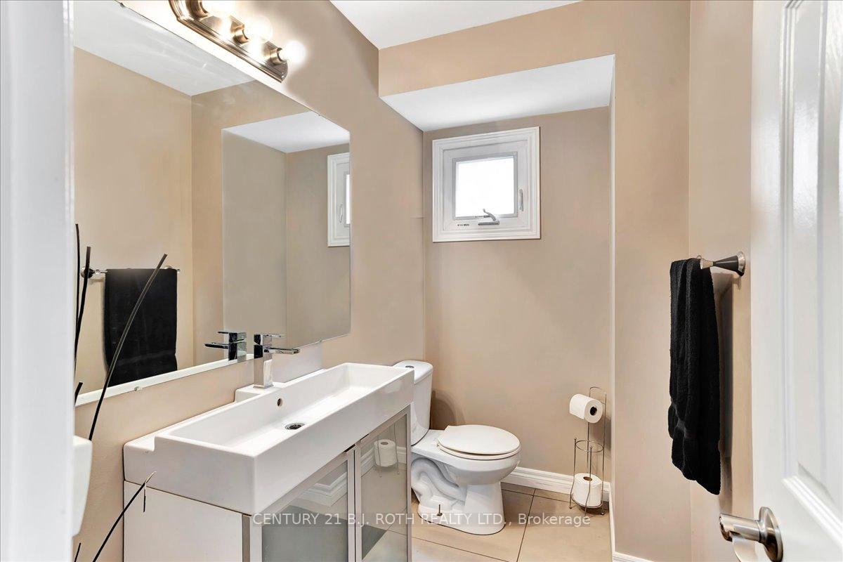 Photo 4 of 47 Moore Place, Barrie, Letitia Heights — HOMEH
