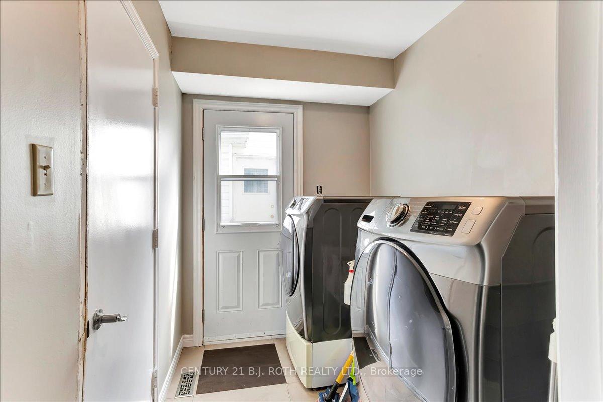 Photo 5 of 47 Moore Place, Barrie, Letitia Heights — HOMEH