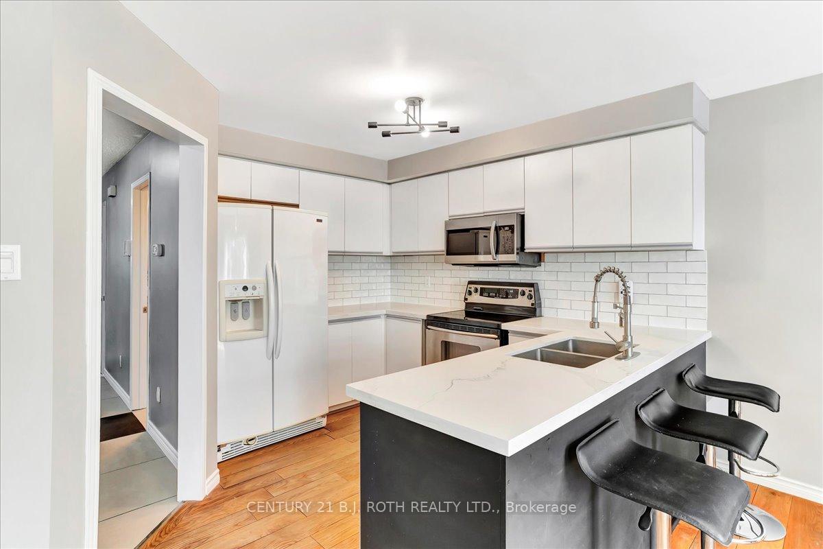 Photo 9 of 47 Moore Place, Barrie, Letitia Heights — HOMEH