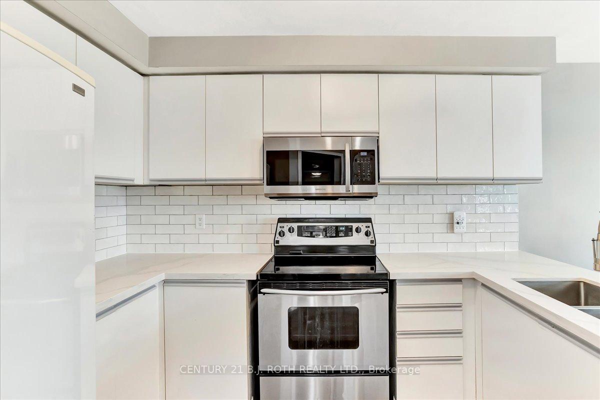 Photo 10 of 47 Moore Place, Barrie, Letitia Heights — HOMEH