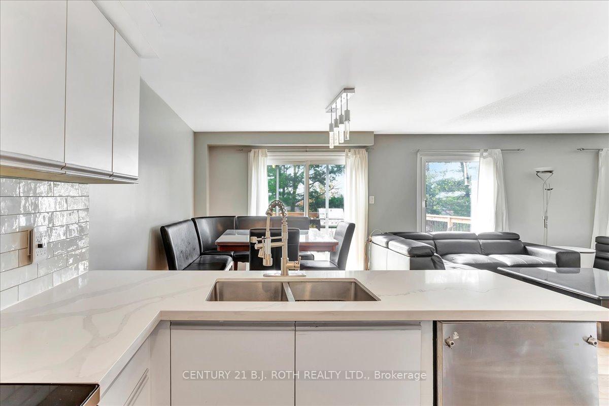 Photo 11 of 47 Moore Place, Barrie, Letitia Heights — HOMEH