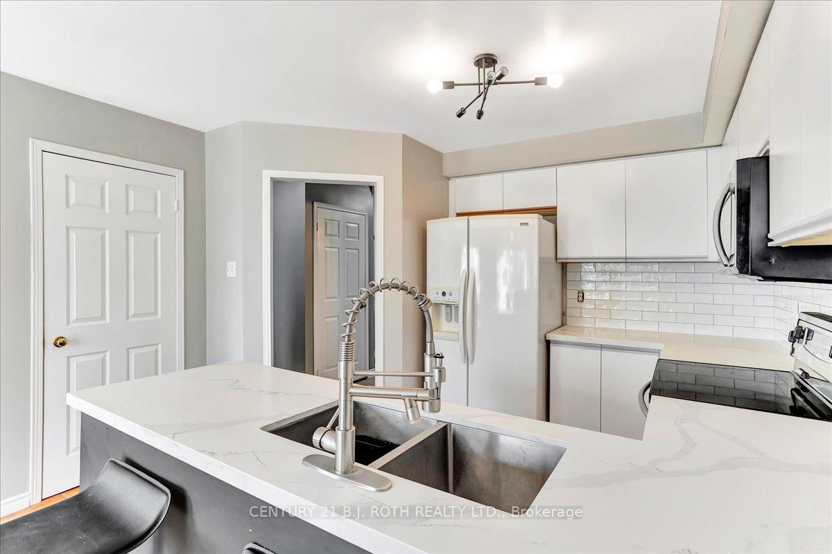 Photo 12 of 47 Moore Place, Barrie, Letitia Heights — HOMEH