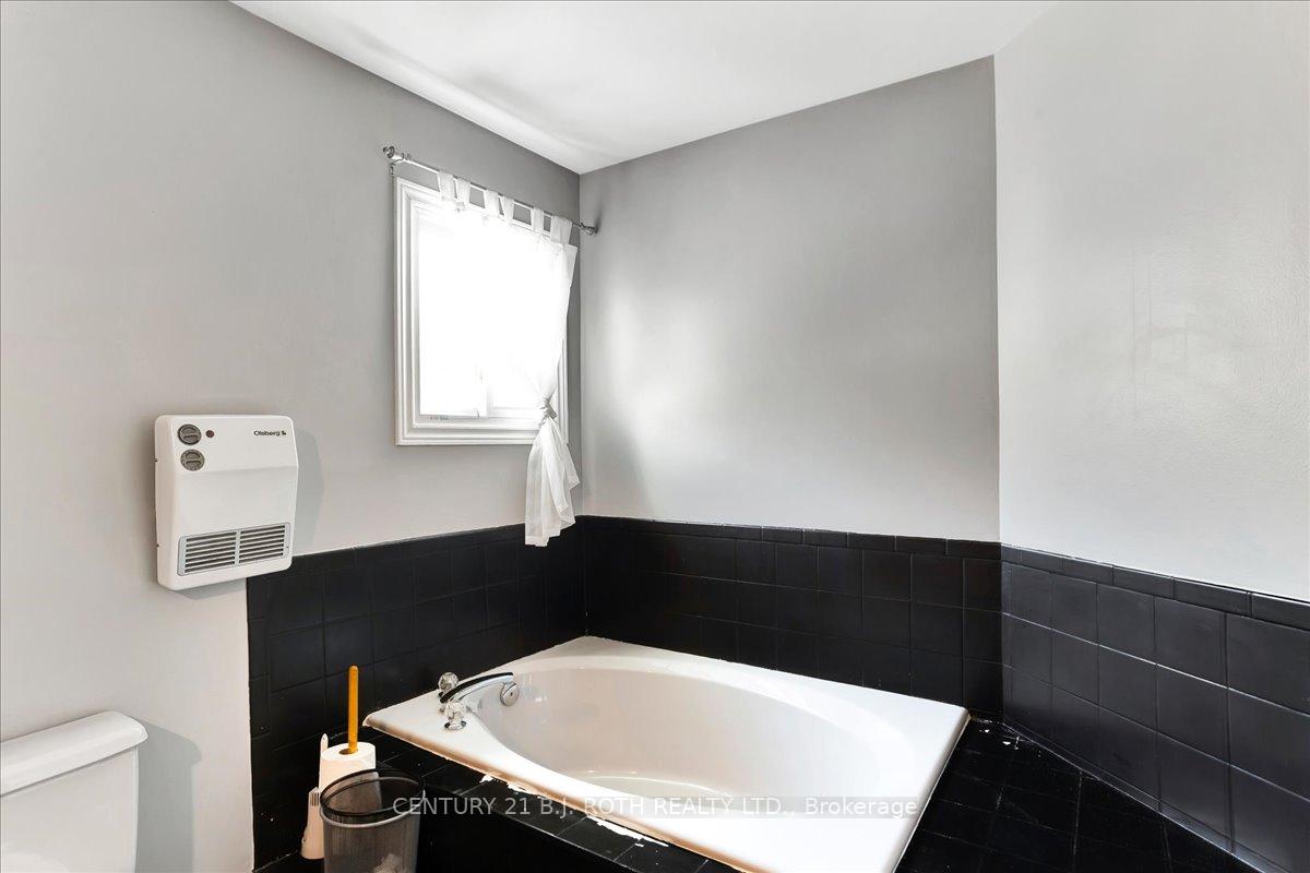 Photo 19 of 47 Moore Place, Barrie, Letitia Heights — HOMEH