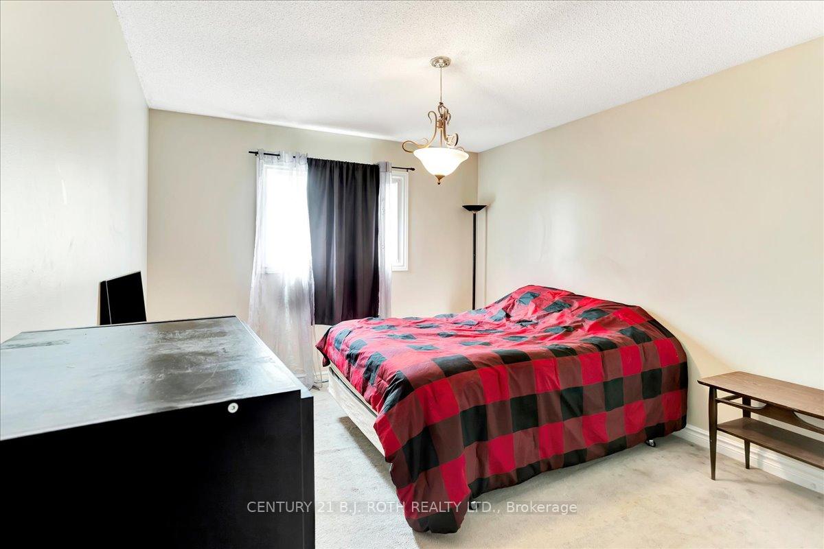 Photo 23 of 47 Moore Place, Barrie, Letitia Heights — HOMEH