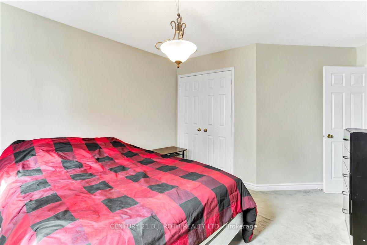 Photo 24 of 47 Moore Place, Barrie, Letitia Heights — HOMEH