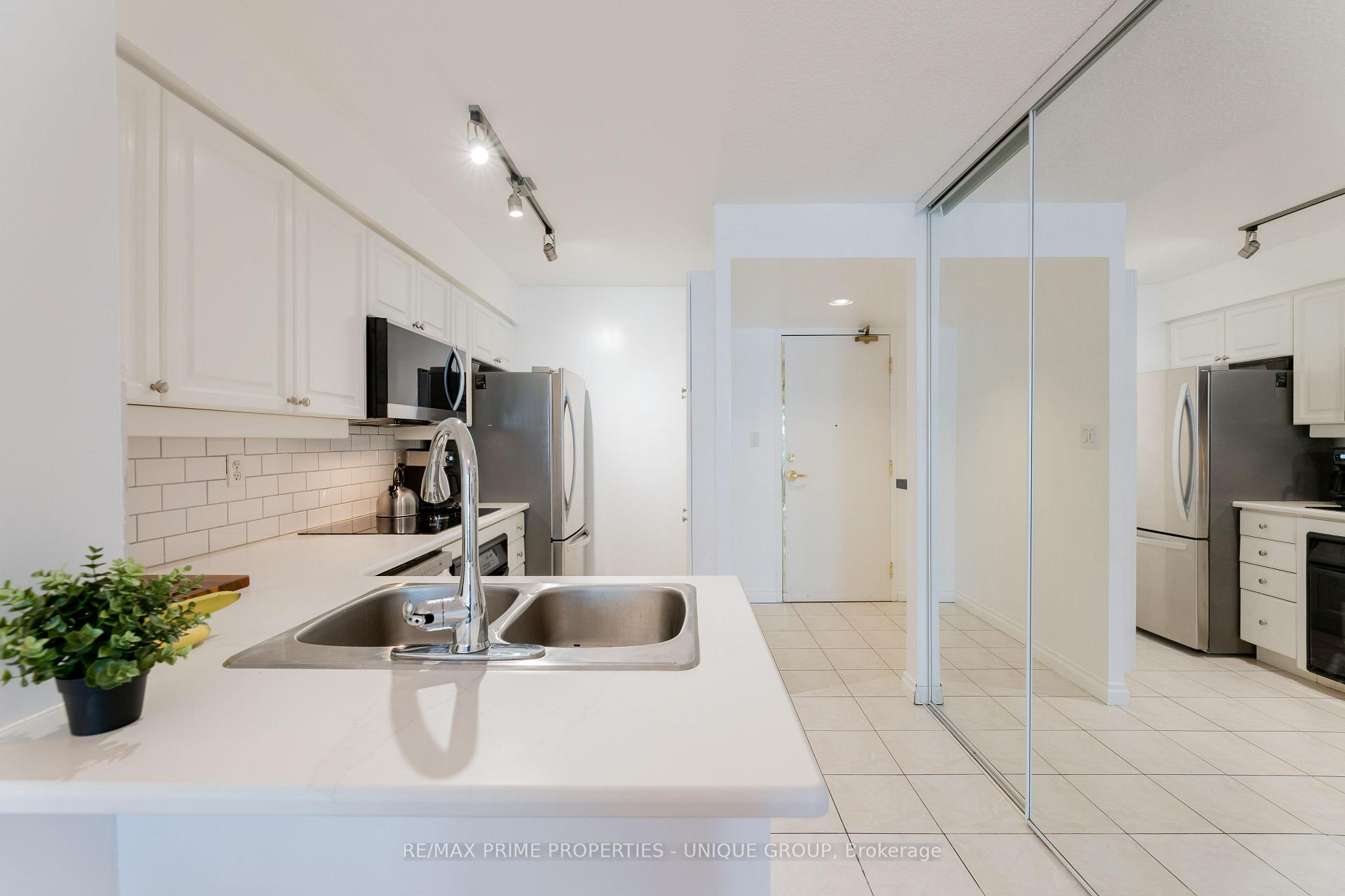 Photo 5 of Unit 211, 188 Redpath Avenue, Toronto, Mount Pleasant West — HOMEH