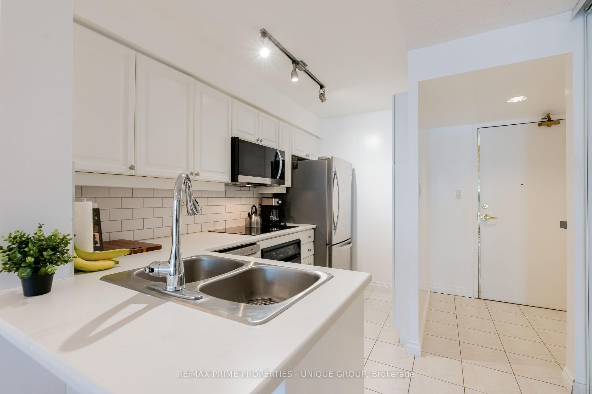 Photo 7 of Unit 211, 188 Redpath Avenue, Toronto, Mount Pleasant West — HOMEH