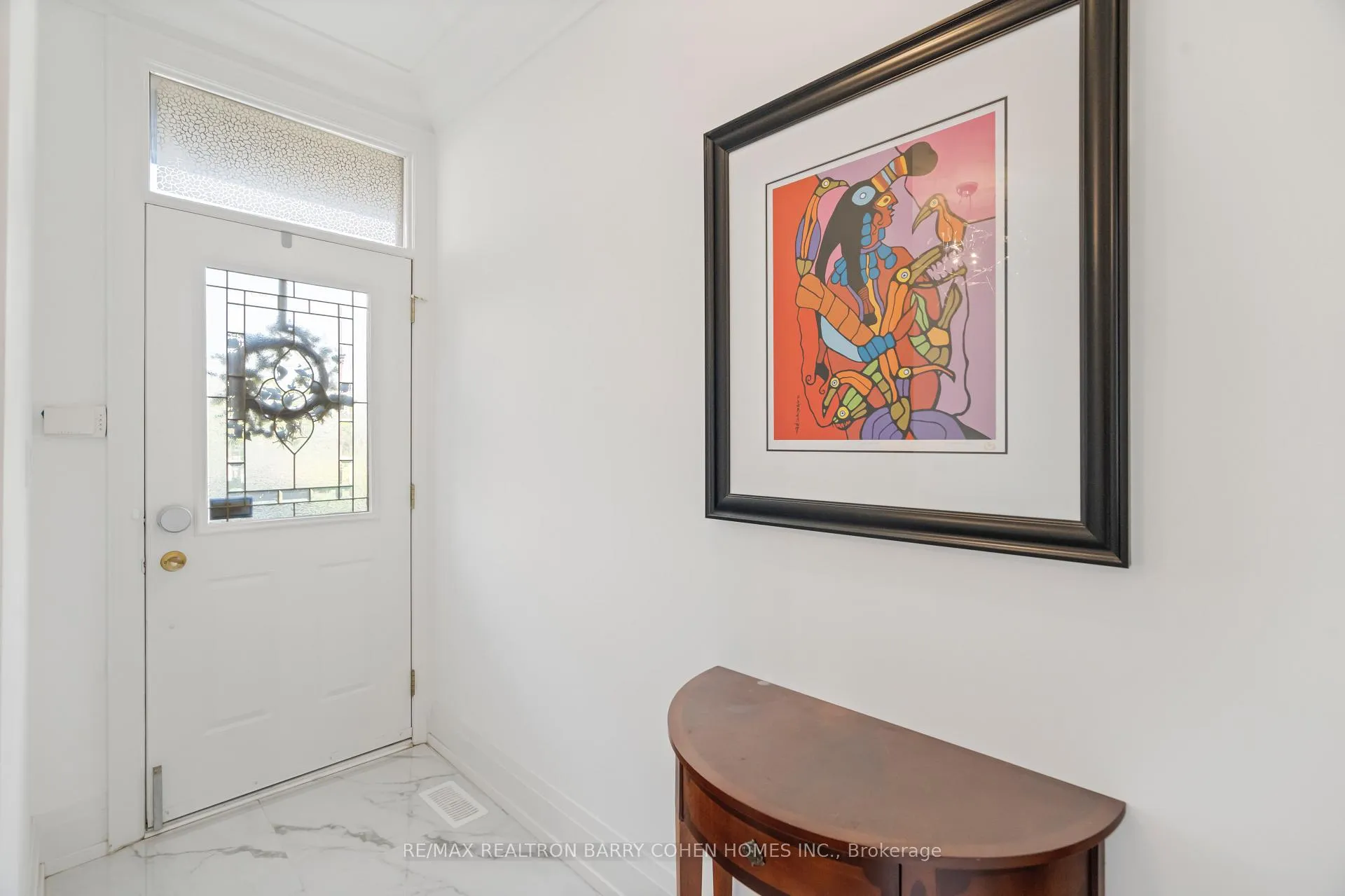 Photo 2 of 544C Scarlett Road, Etobicoke, Humber Heights — HOMEH