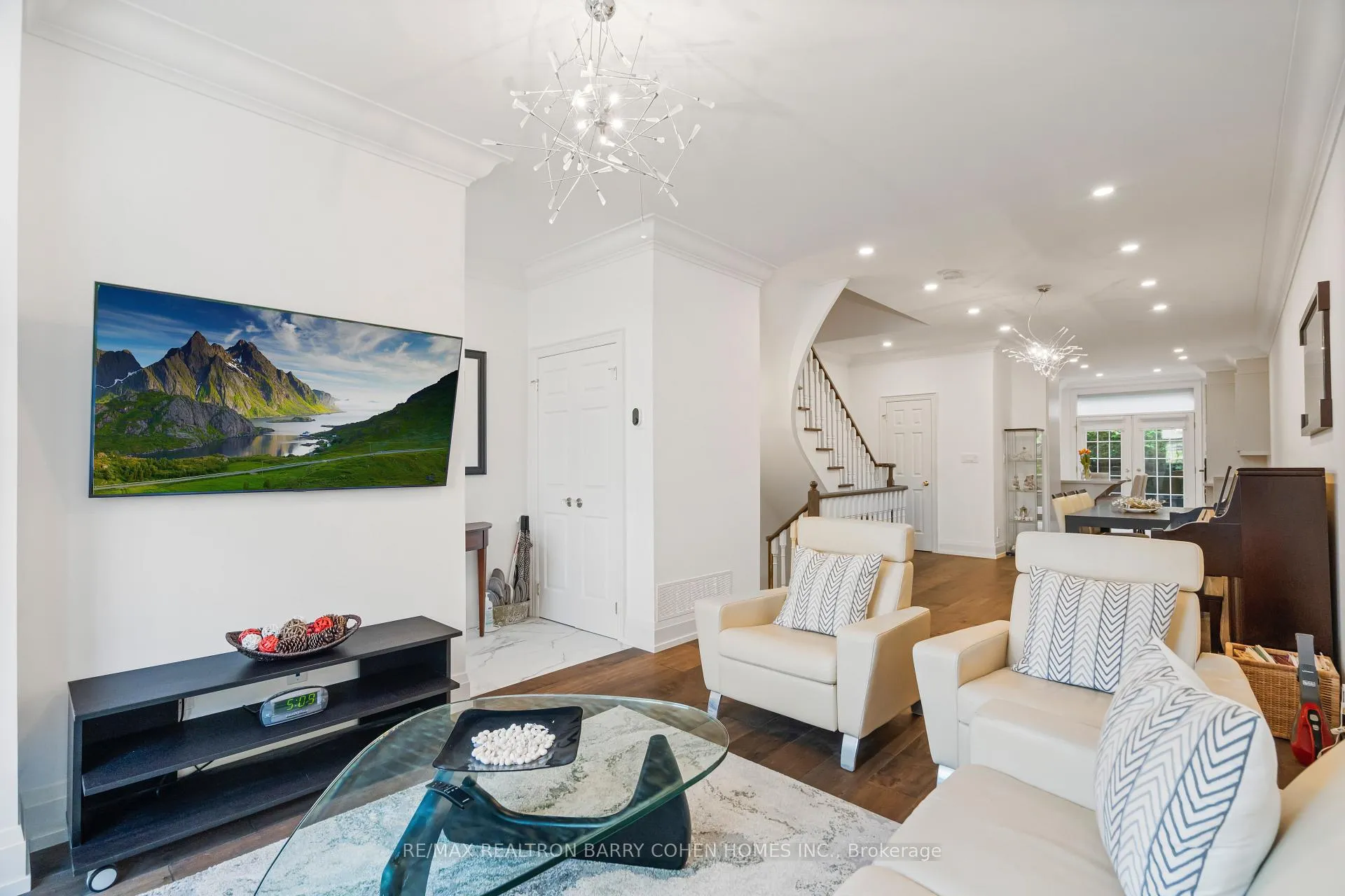 Photo 7 of 544C Scarlett Road, Etobicoke, Humber Heights — HOMEH