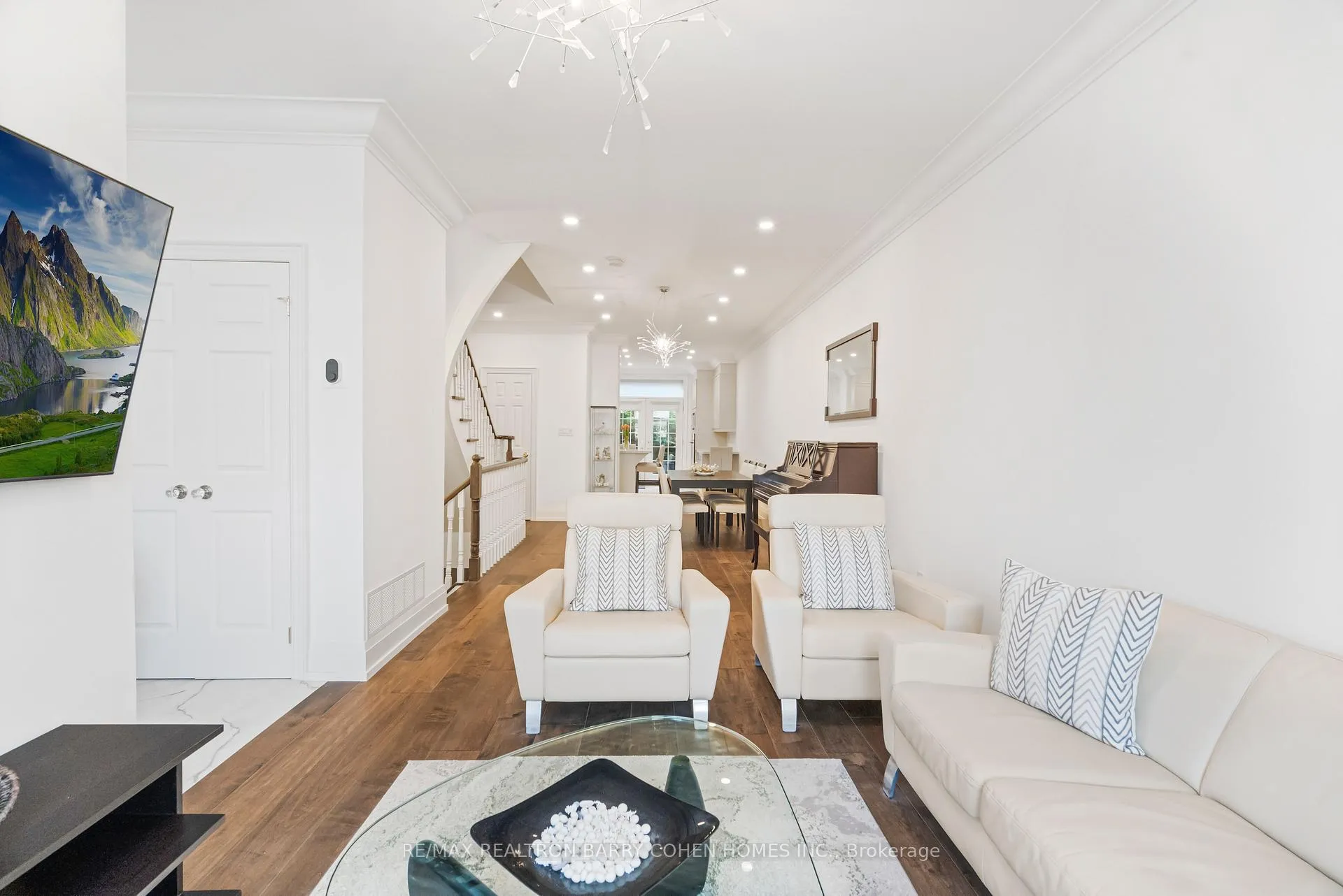 Photo 9 of 544C Scarlett Road, Etobicoke, Humber Heights — HOMEH