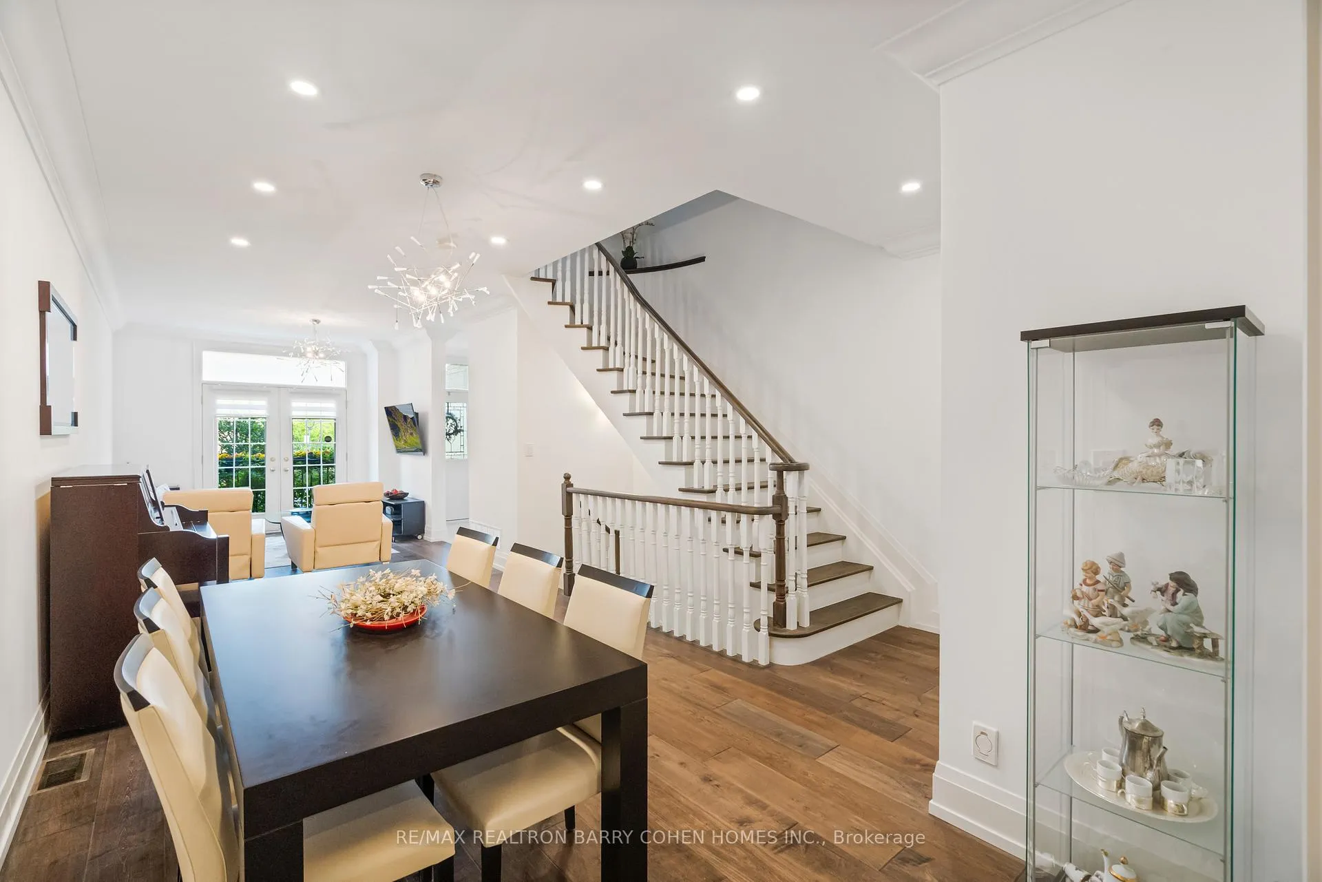 Photo 10 of 544C Scarlett Road, Etobicoke, Humber Heights — HOMEH