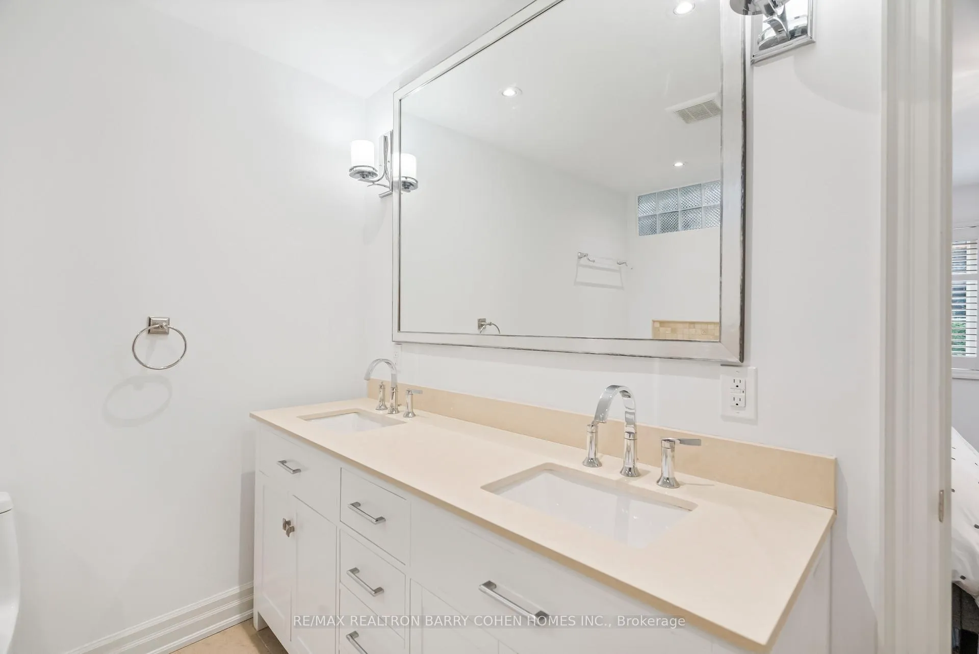 Photo 22 of 544C Scarlett Road, Etobicoke, Humber Heights — HOMEH