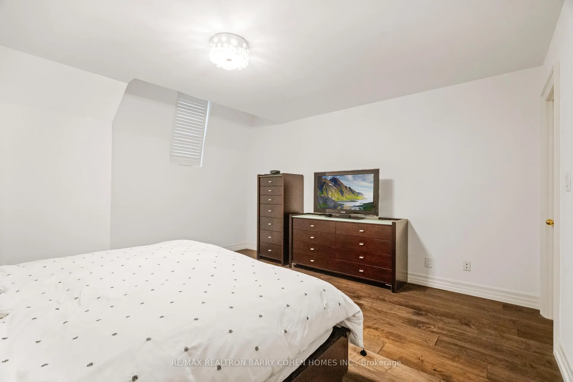 Photo 33 of 544C Scarlett Road, Etobicoke, Humber Heights — HOMEH