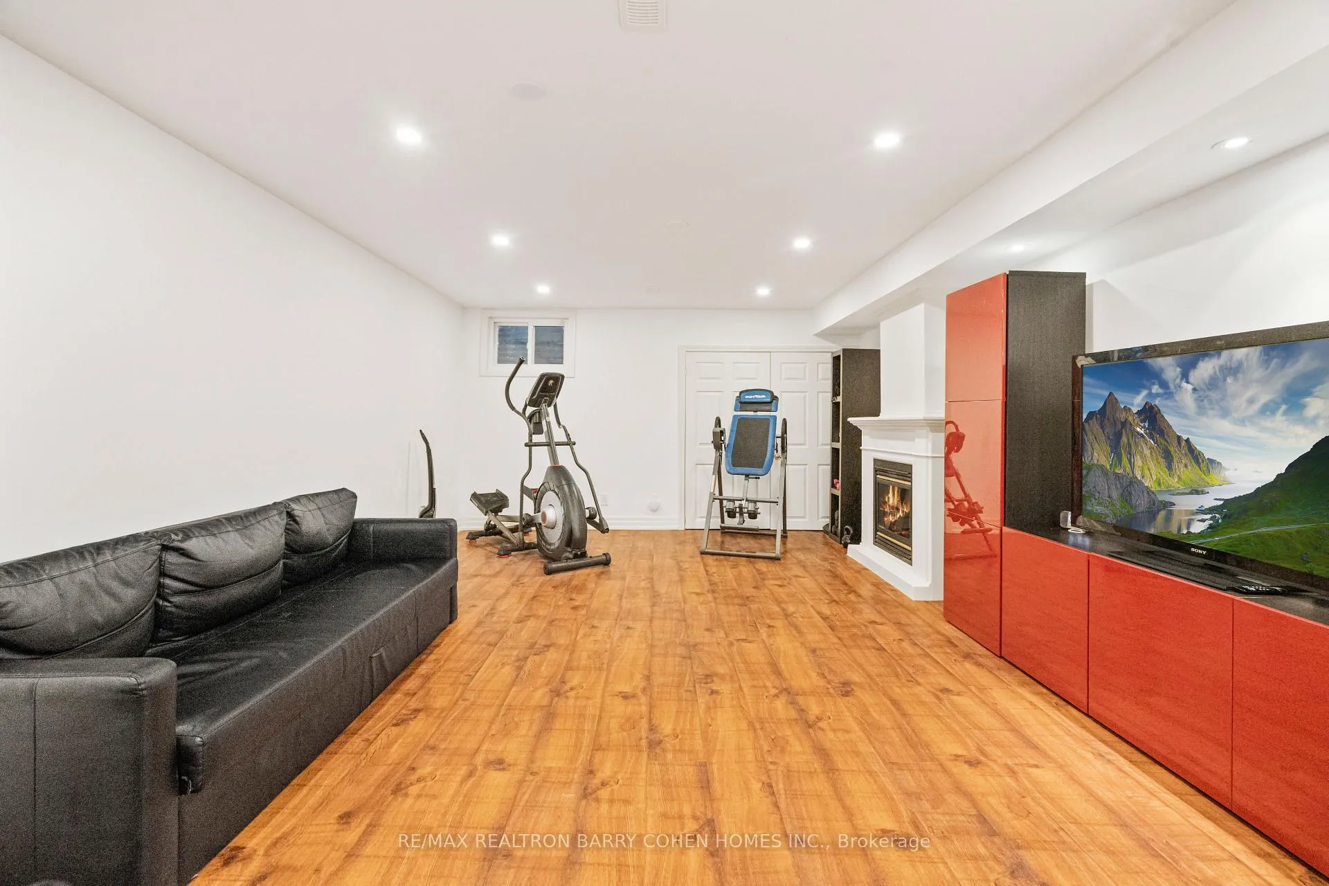 Photo 36 of 544C Scarlett Road, Etobicoke, Humber Heights — HOMEH