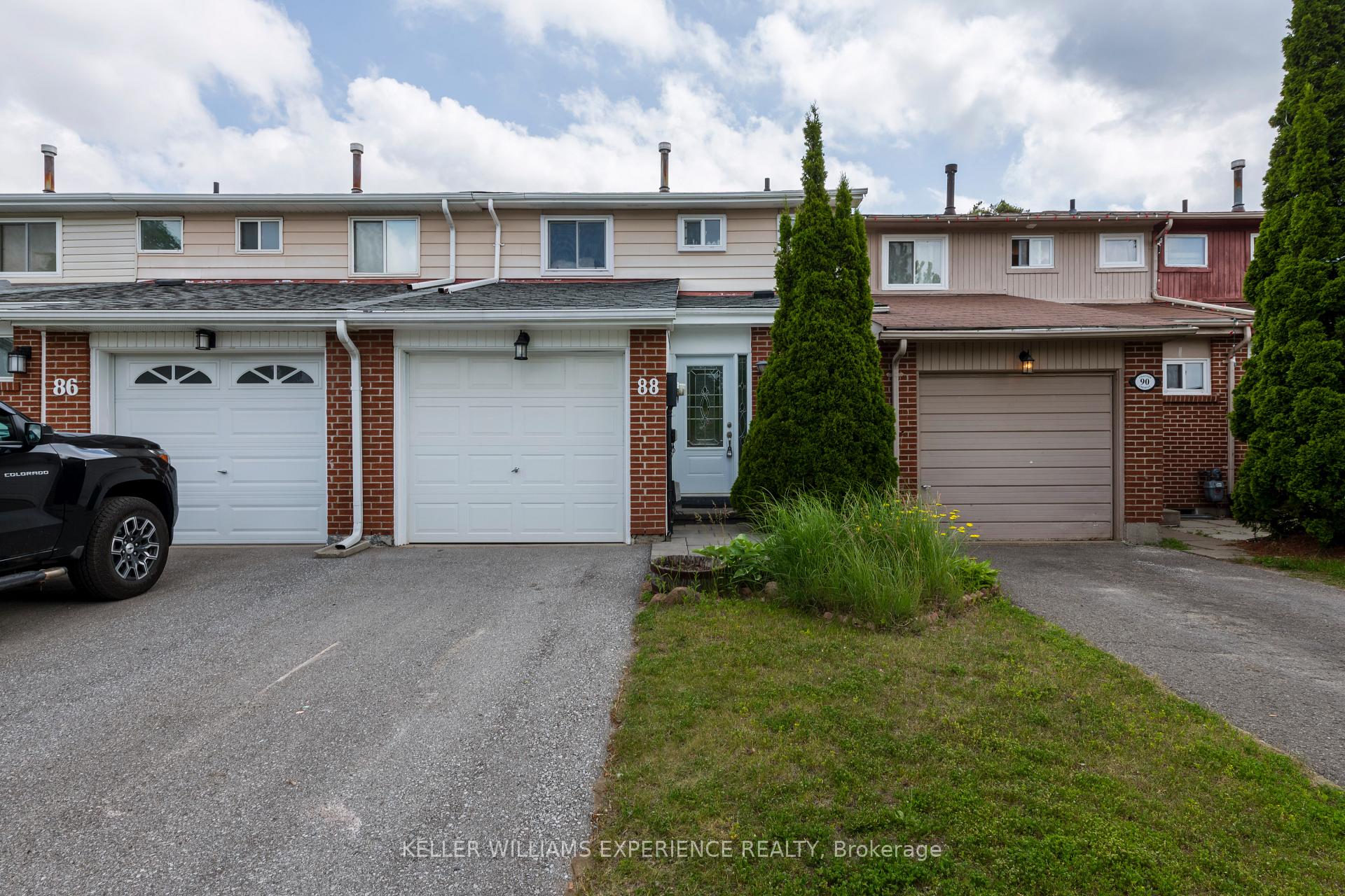 Photo 2 of 88 Chaucer Crescent, Barrie, Letitia Heights — HOMEH