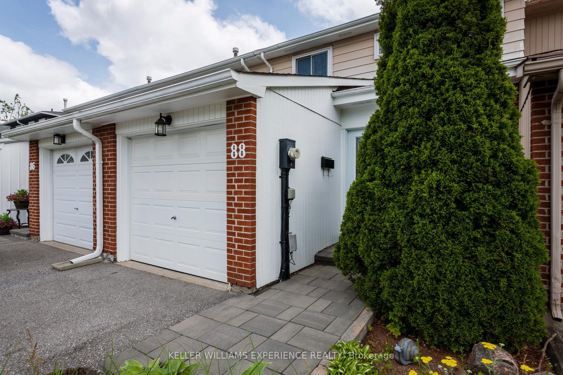 Photo 3 of 88 Chaucer Crescent, Barrie, Letitia Heights — HOMEH