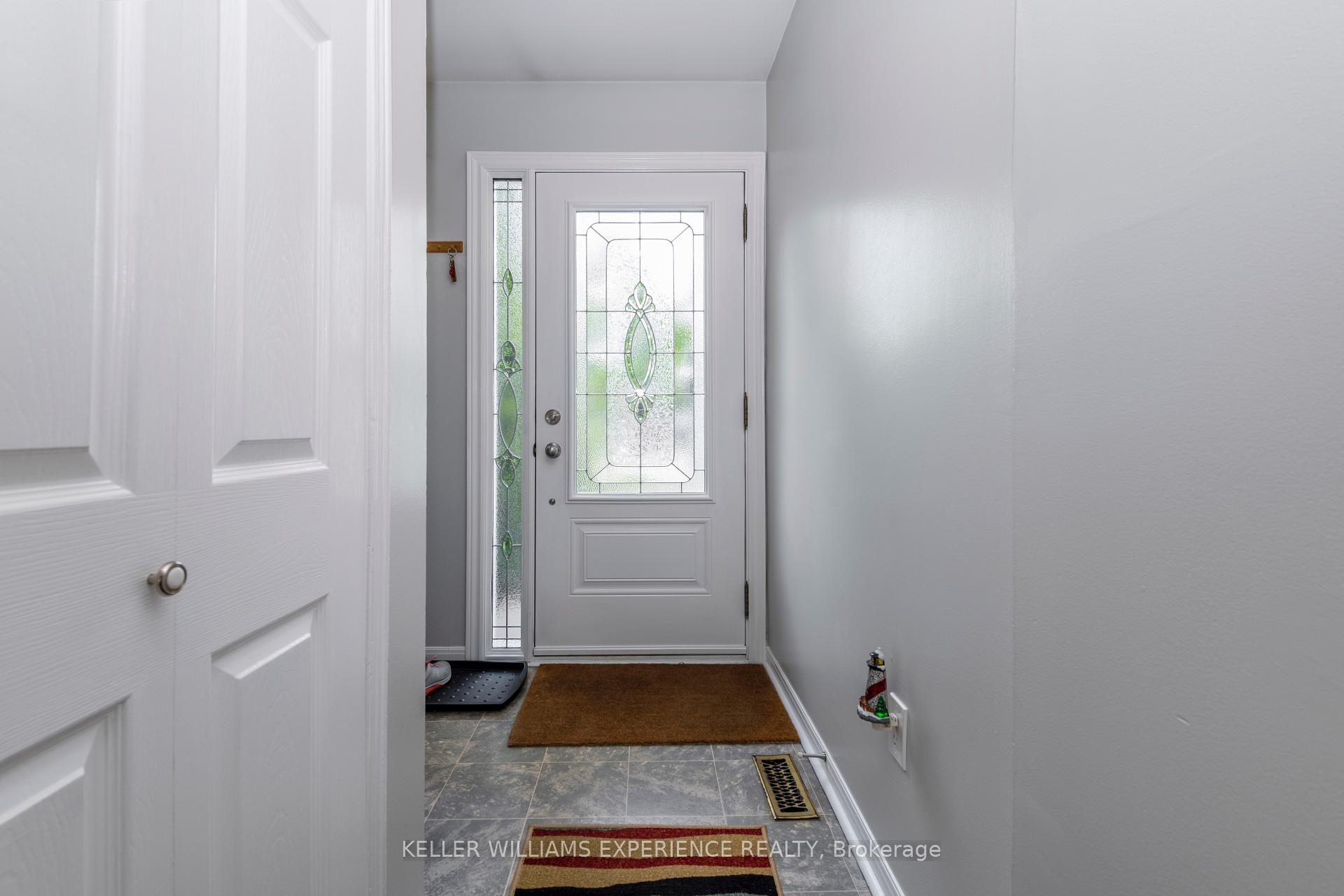 Photo 4 of 88 Chaucer Crescent, Barrie, Letitia Heights — HOMEH
