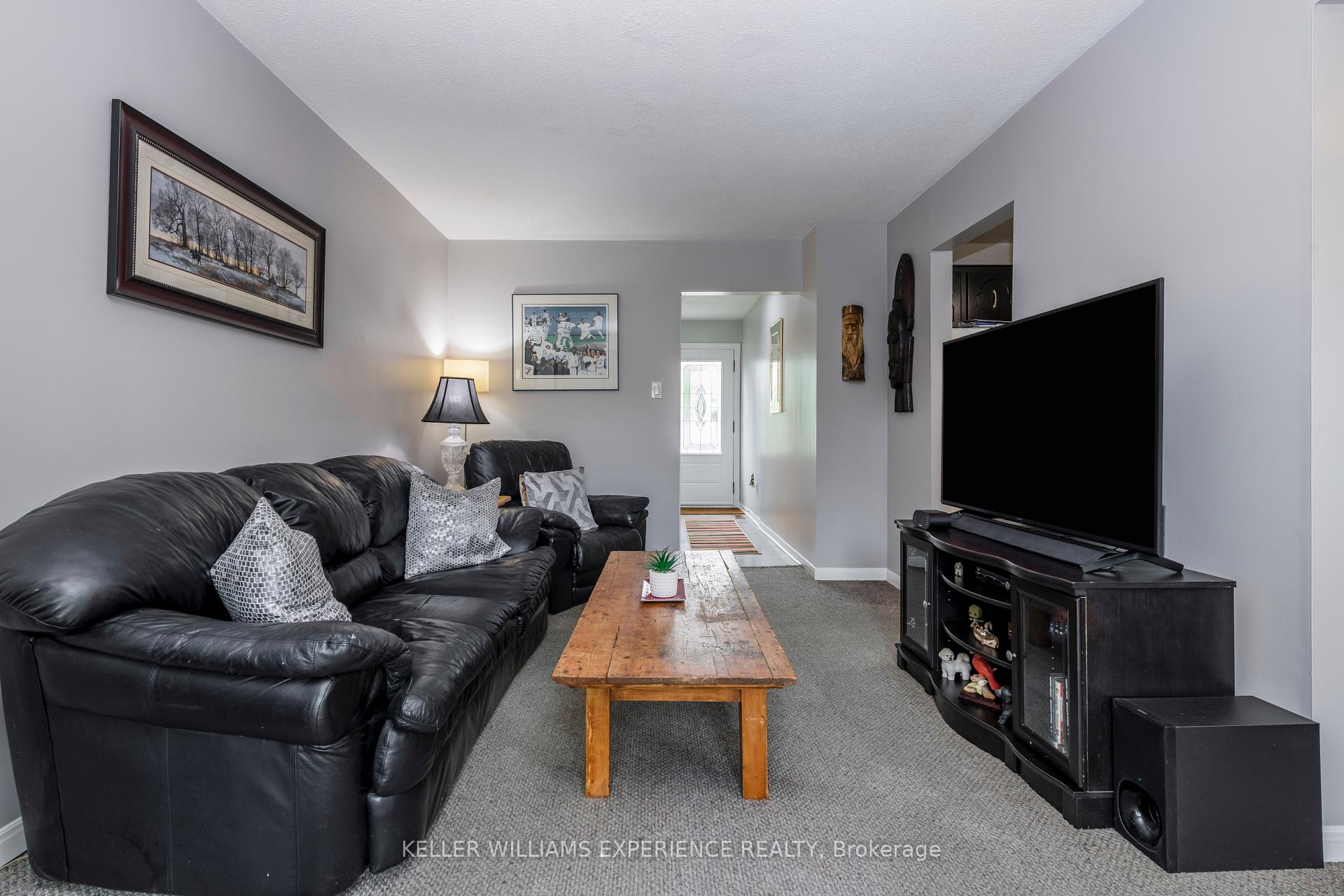 Photo 5 of 88 Chaucer Crescent, Barrie, Letitia Heights — HOMEH