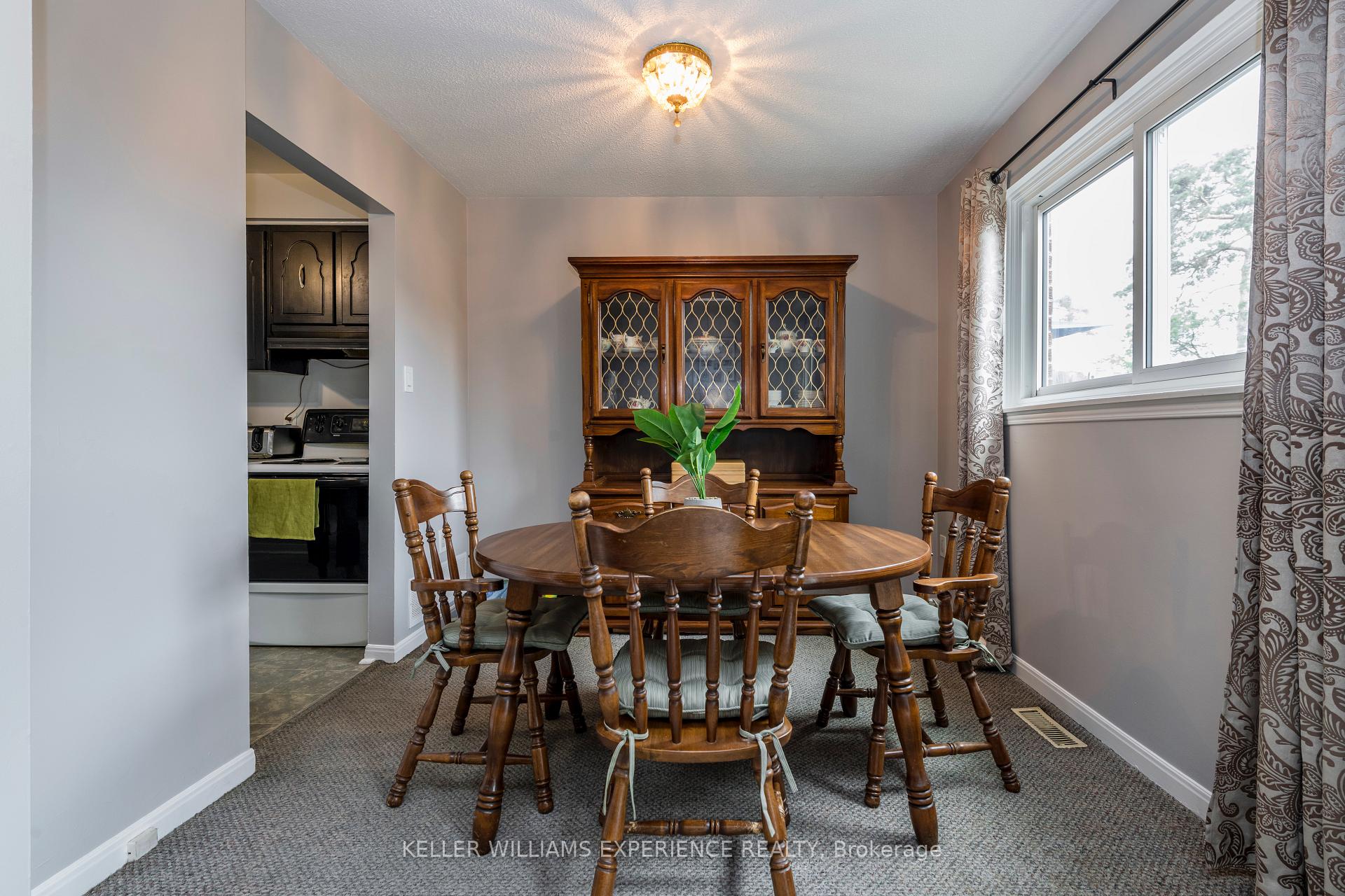 Photo 9 of 88 Chaucer Crescent, Barrie, Letitia Heights — HOMEH