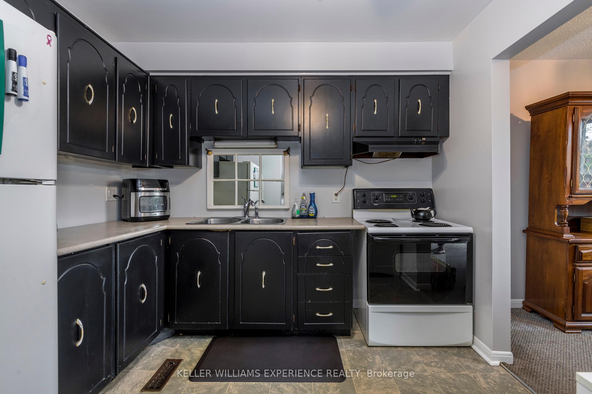 Photo 10 of 88 Chaucer Crescent, Barrie, Letitia Heights — HOMEH