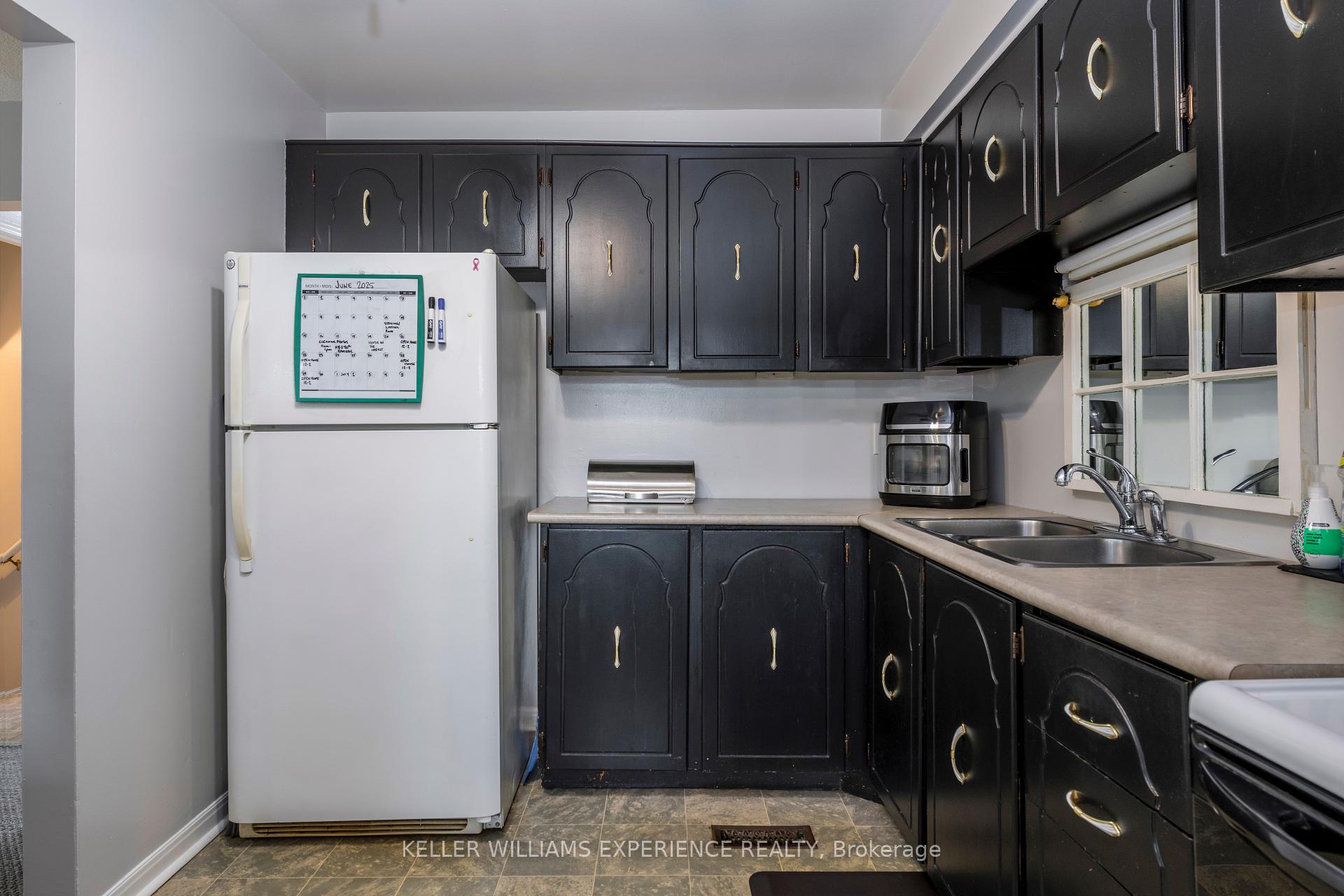 Photo 11 of 88 Chaucer Crescent, Barrie, Letitia Heights — HOMEH