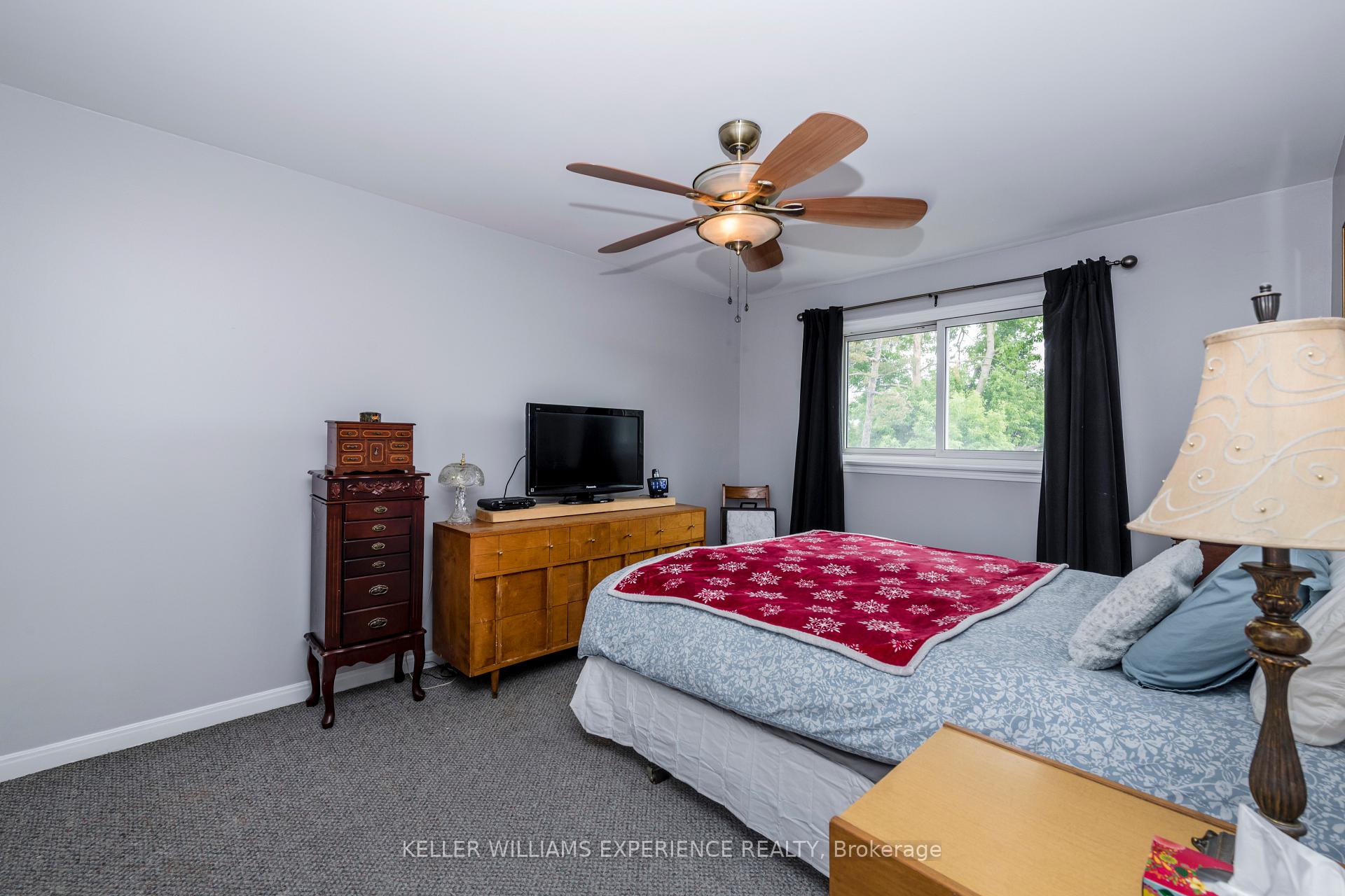 Photo 13 of 88 Chaucer Crescent, Barrie, Letitia Heights — HOMEH
