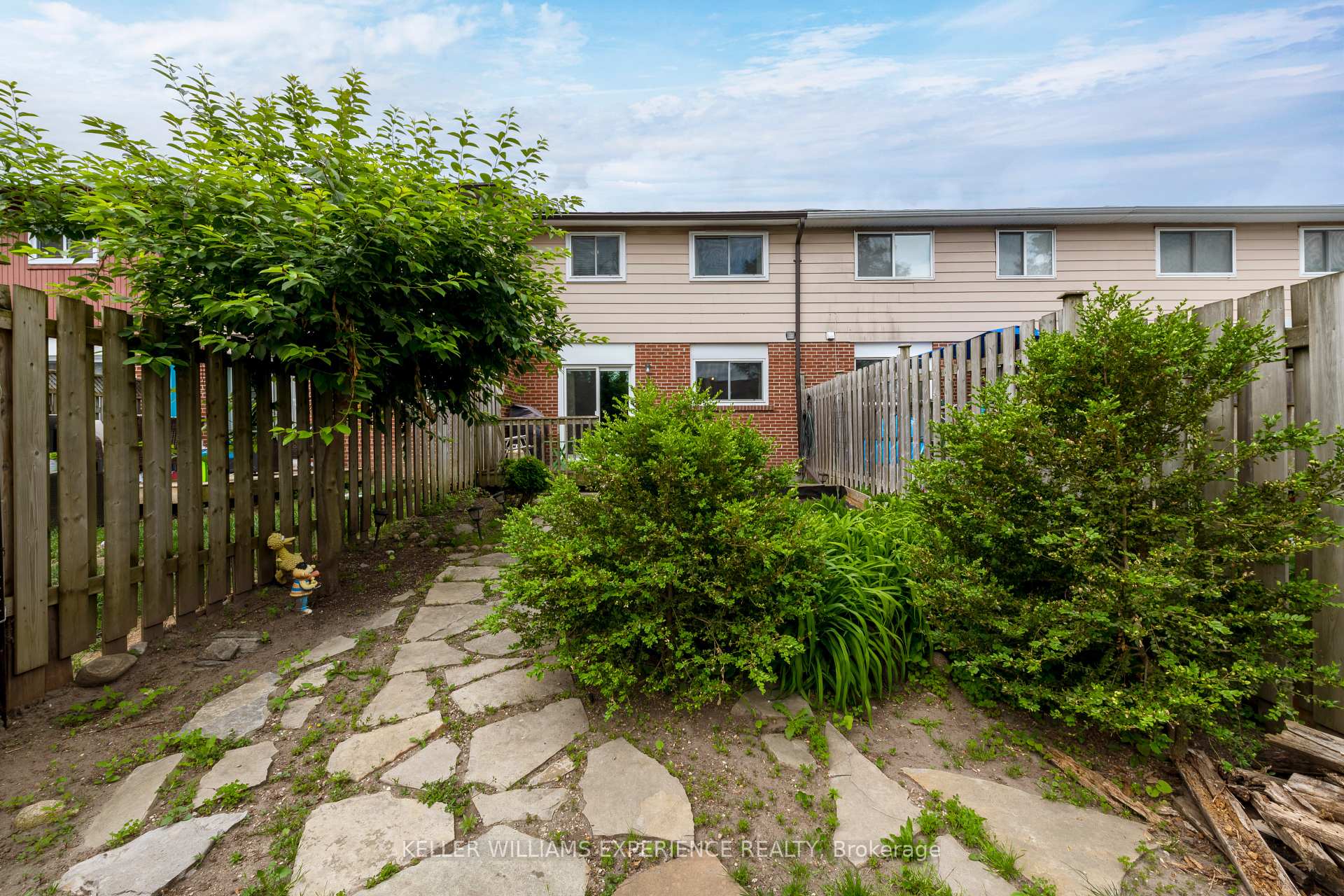 Photo 26 of 88 Chaucer Crescent, Barrie, Letitia Heights — HOMEH