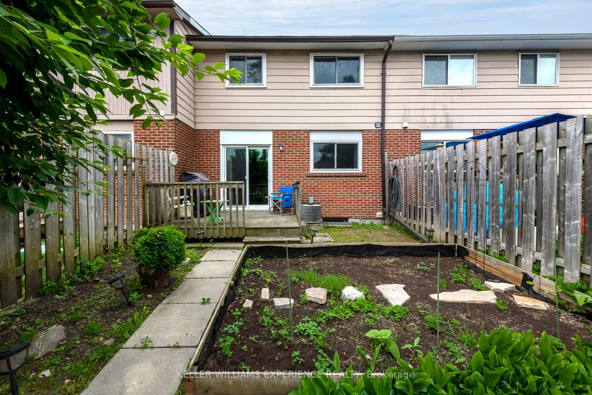 Photo 27 of 88 Chaucer Crescent, Barrie, Letitia Heights — HOMEH