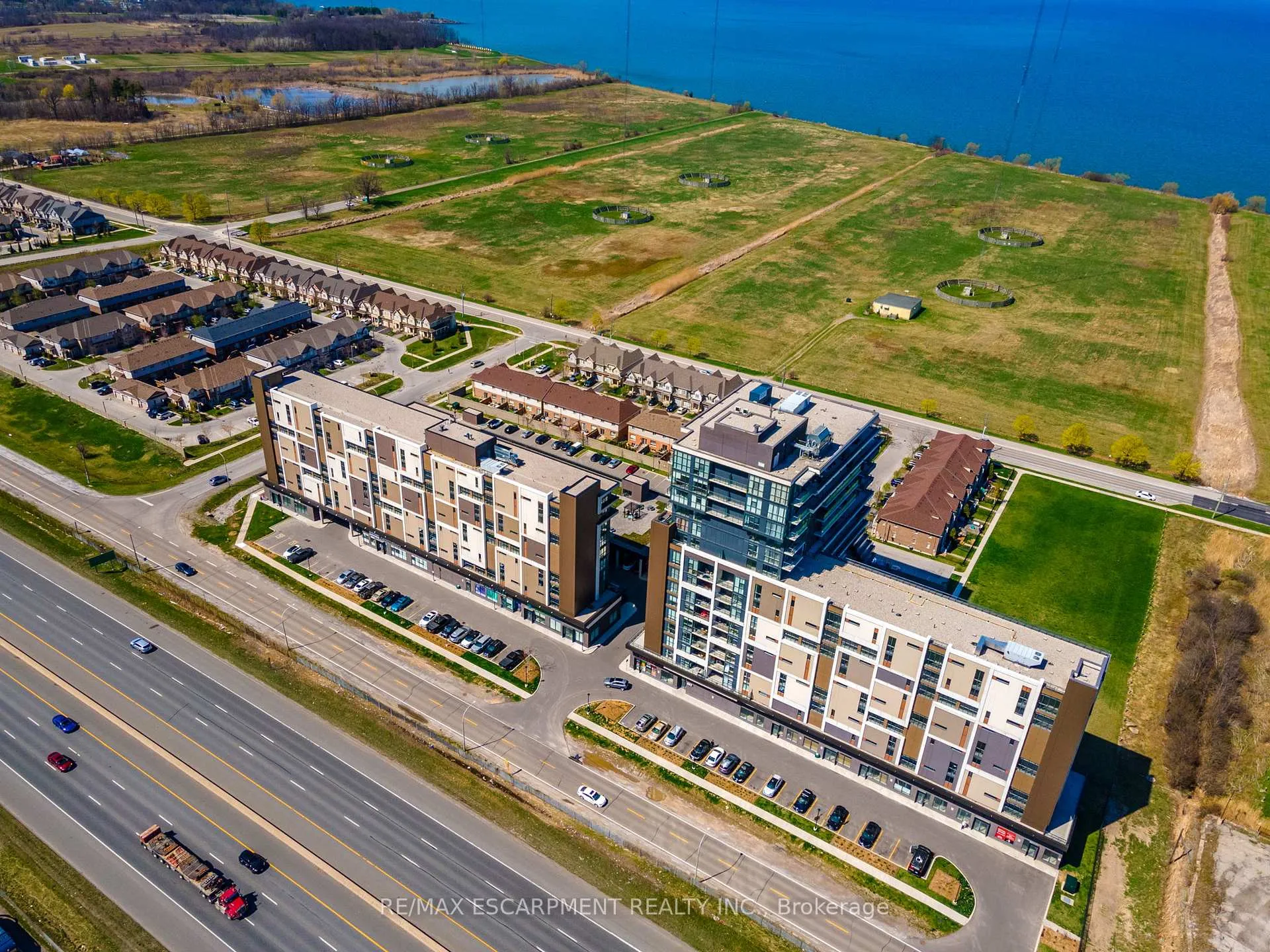 Front of Unit 1404, 550 North Service Road