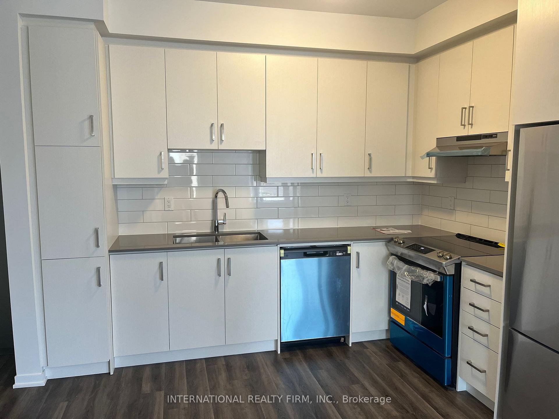 Photo 4 of Unit 267, 150 Honeycrisp Crescent, Vaughan, Vaughan Corporate Centre — HOMEH
