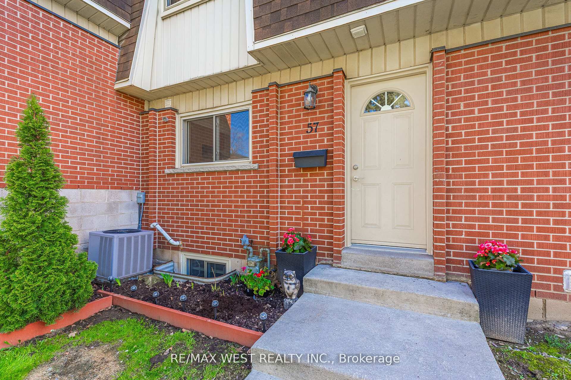 Photo 2 of Unit 57, 125 Bonaventure Drive, Hamilton, Gilbert — HOMEH