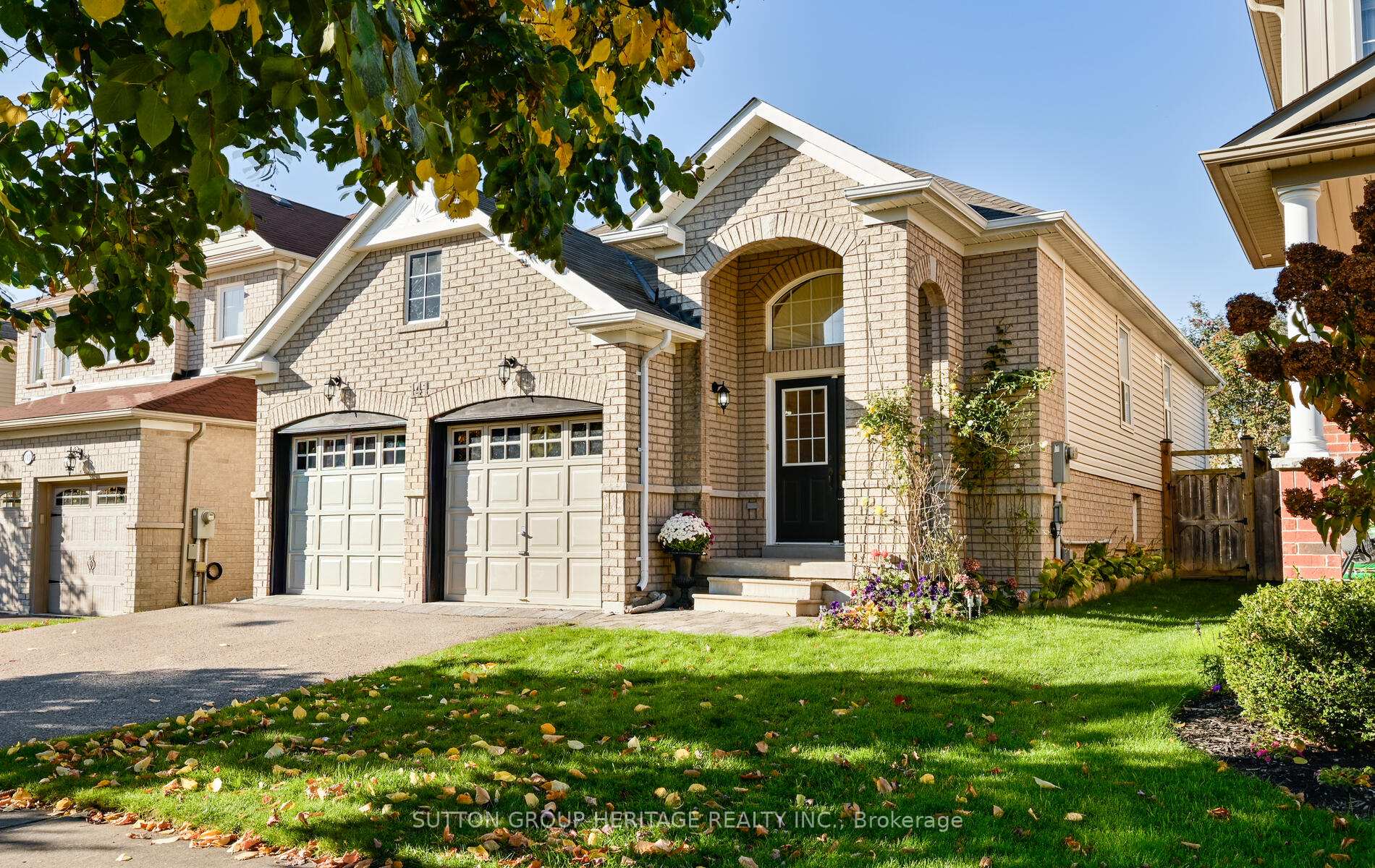 Photo 2 of 141 Dadson Drive, Clarington, Bowmanville — HOMEH