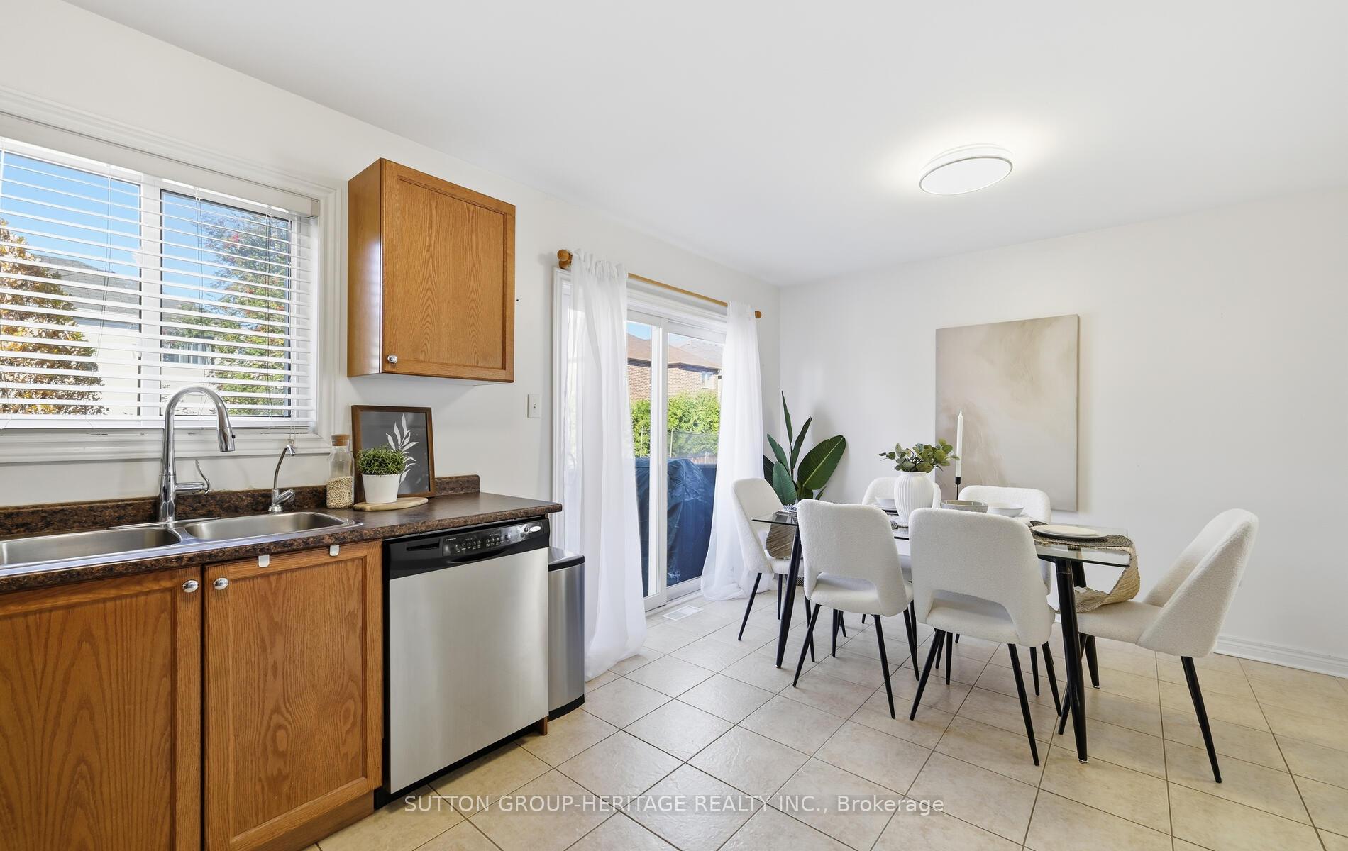Photo 12 of 141 Dadson Drive, Clarington, Bowmanville — HOMEH