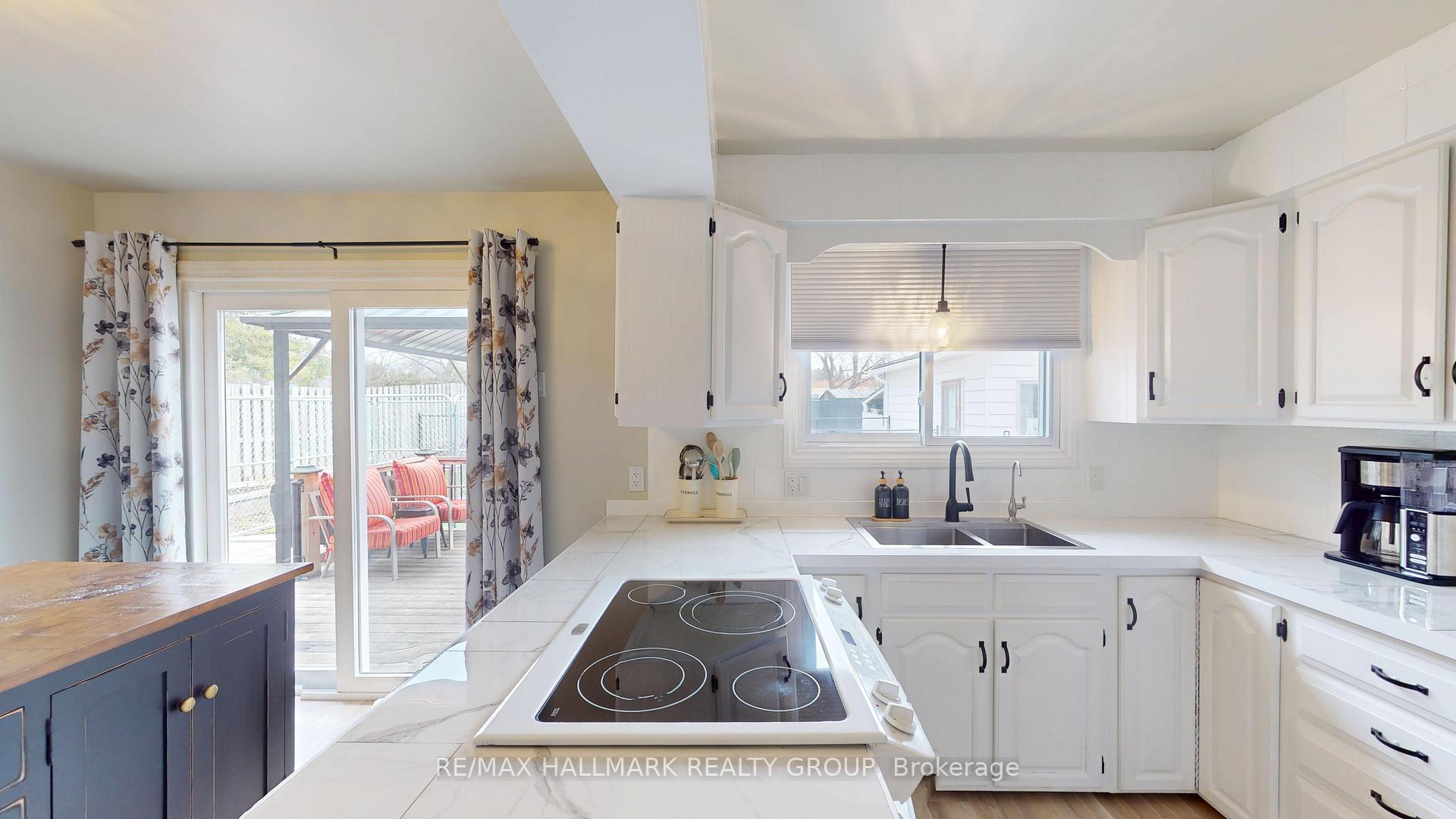 Photo 24 of 677 Laurier Boulevard, Brockville — HOMEH