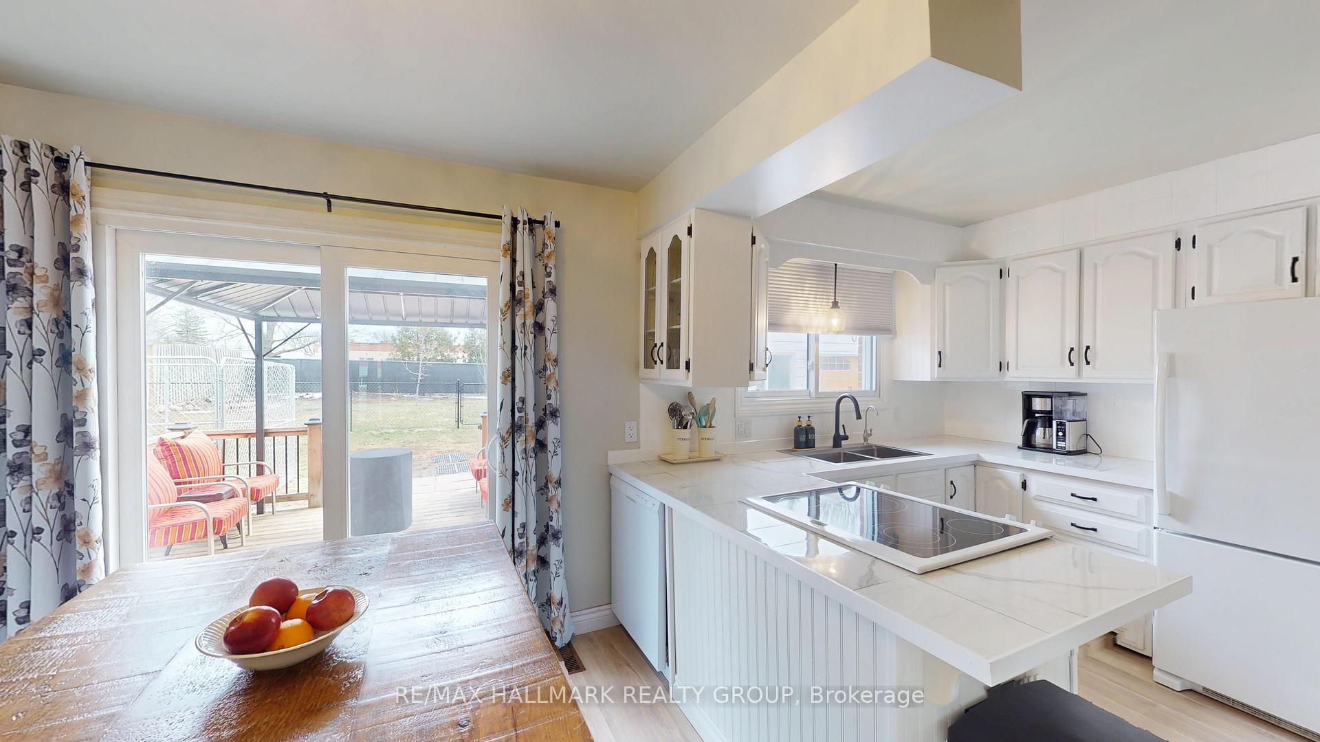 Photo 26 of 677 Laurier Boulevard, Brockville — HOMEH