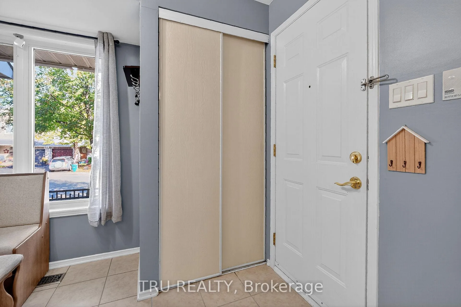 Photo 4 of 320 Cresthaven Drive, Ottawa, Barrhaven East — HOMEH