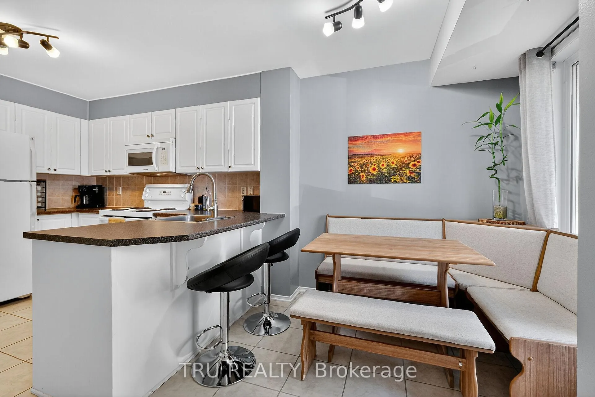 Photo 6 of 320 Cresthaven Drive, Ottawa, Barrhaven East — HOMEH