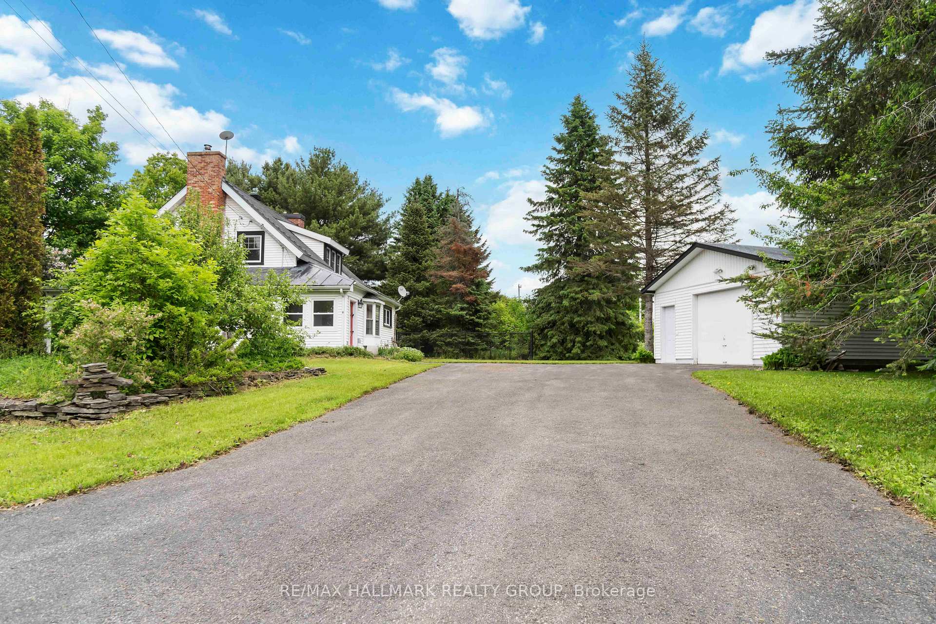 Photo 2 of 689 Front Road W, Champlain, L'Orignal — HOMEH
